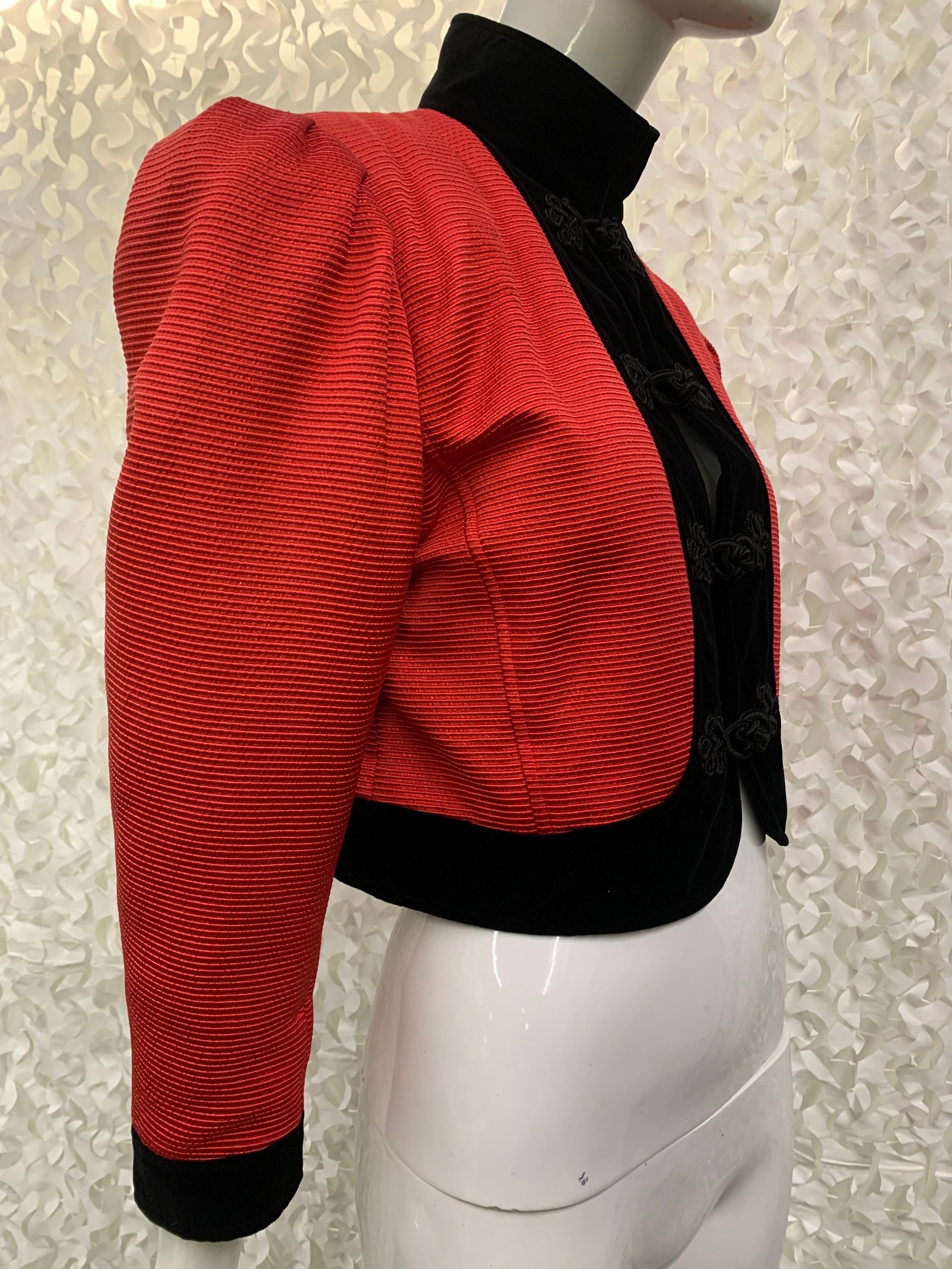 1980er Ungaro Bolerojacke aus roter Seidenfaille mit schwarzem Samtbesatz und hohem Kragen  Damen im Angebot