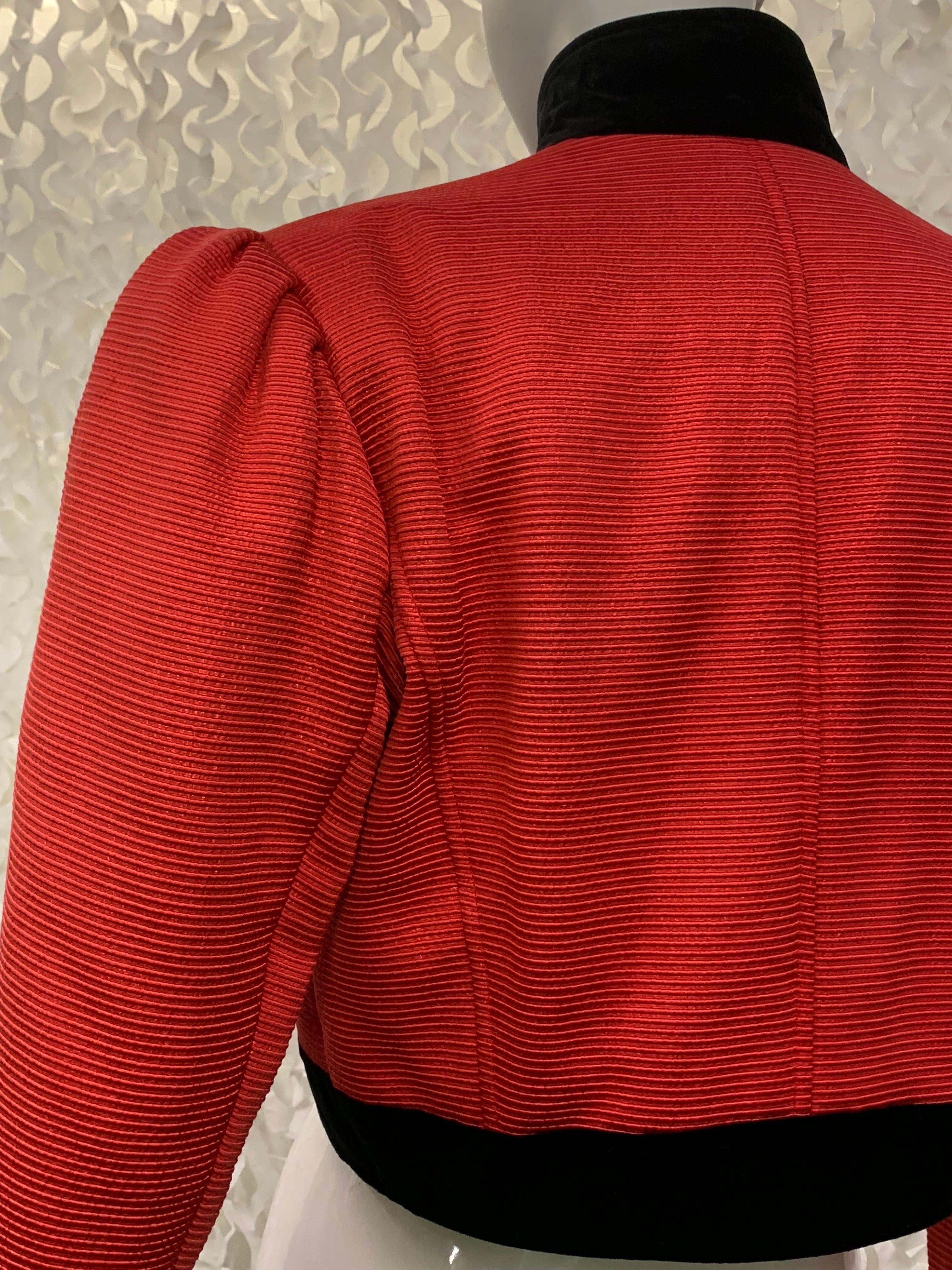1980er Ungaro Bolerojacke aus roter Seidenfaille mit schwarzem Samtbesatz und hohem Kragen  im Angebot 2