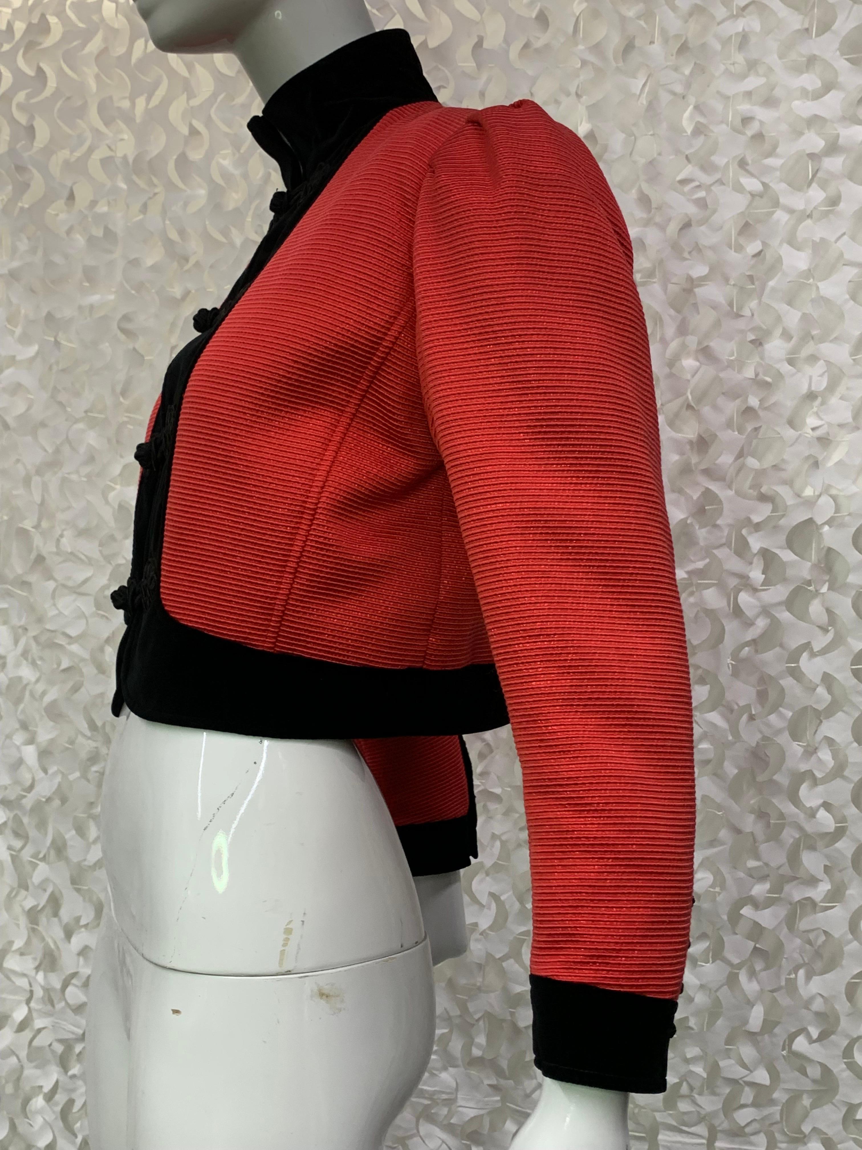 1980er Ungaro Bolerojacke aus roter Seidenfaille mit schwarzem Samtbesatz und hohem Kragen  im Angebot 3
