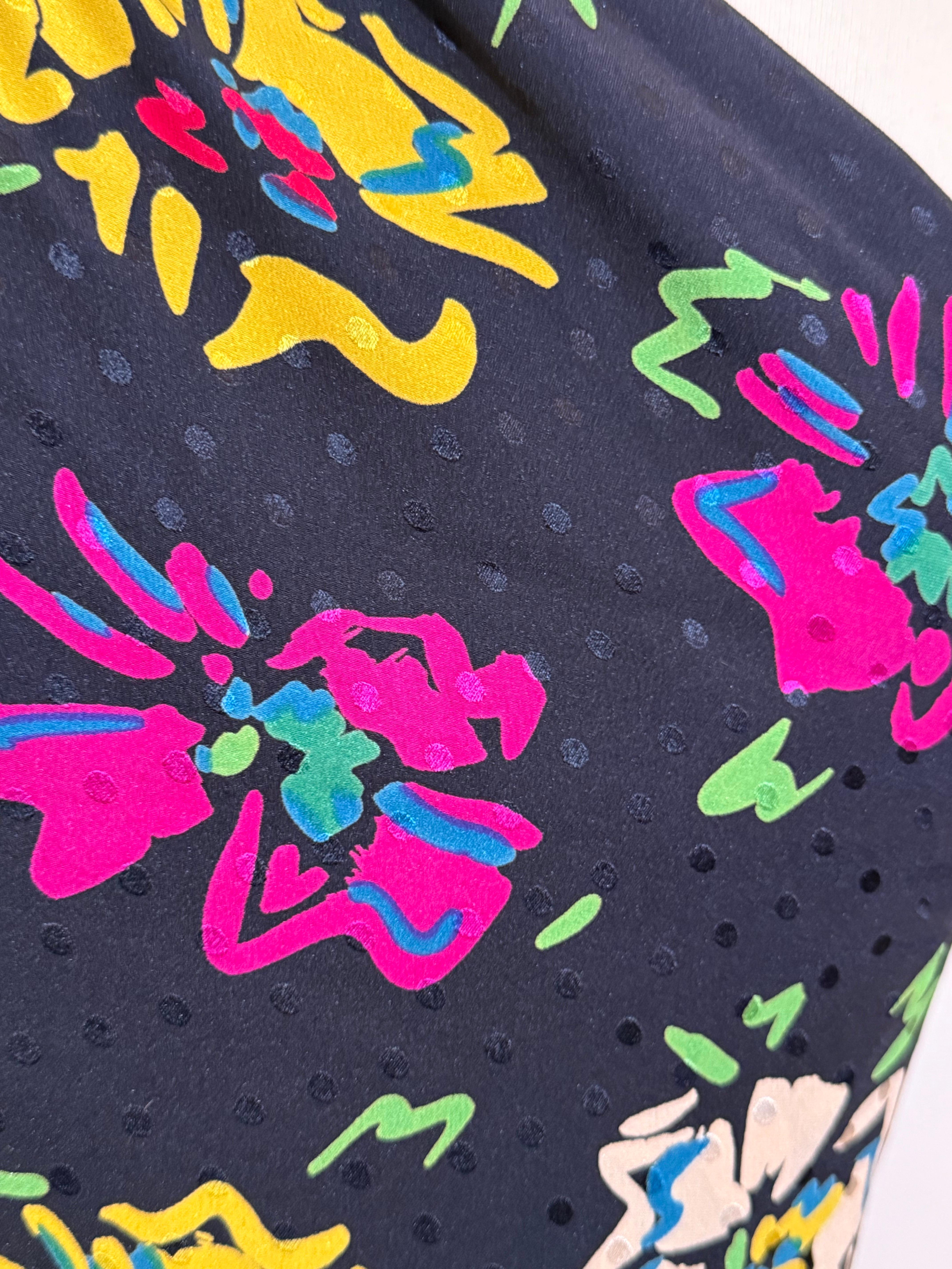 1980er Ungaro Seide Blumendruck Krepp trägerloses Cocktailkleid mit angehängtem Foulard im Angebot 6