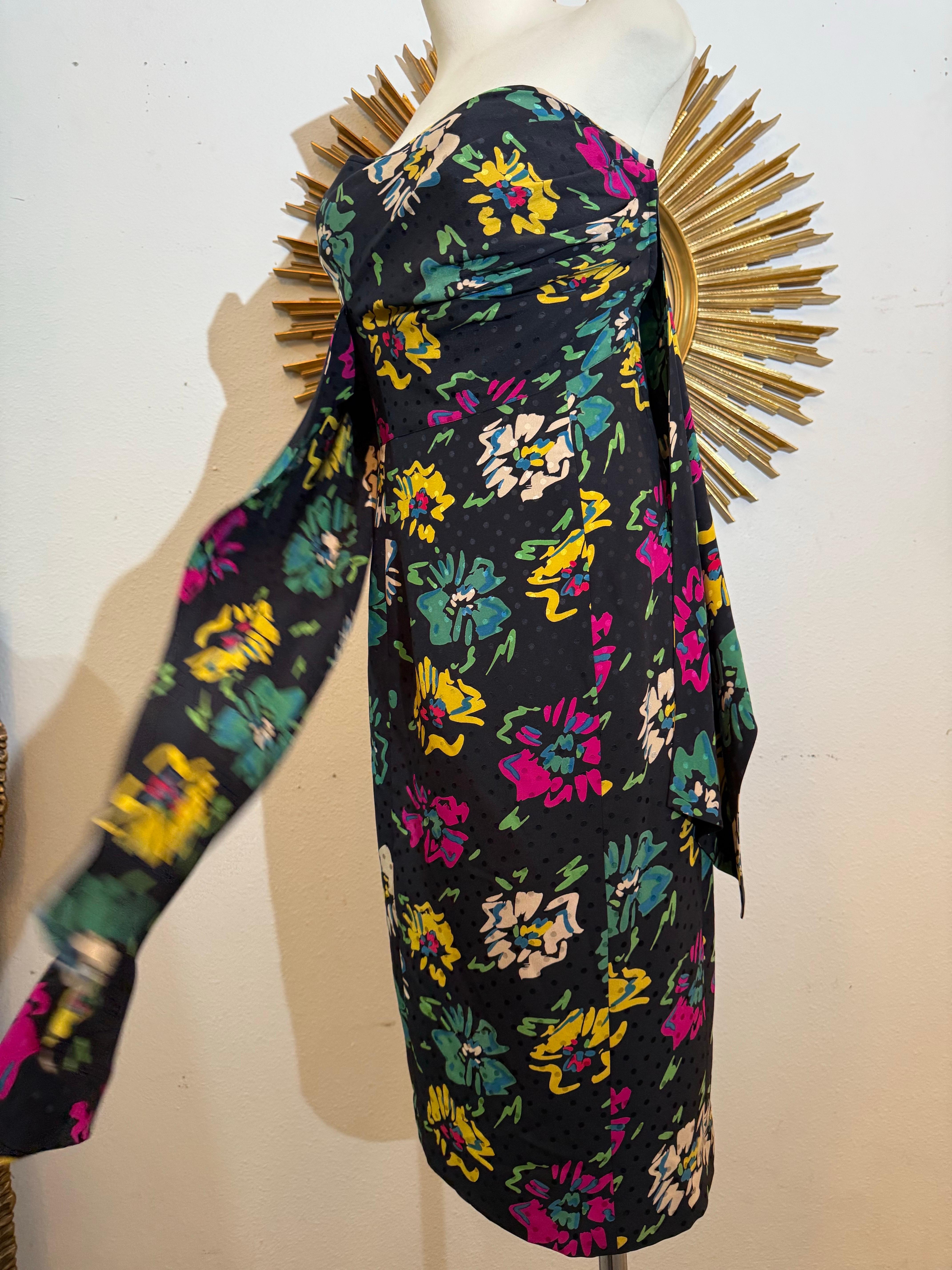 1980er Ungaro Seide Blumendruck Krepp trägerloses Cocktailkleid mit angehängtem Foulard im Angebot 11