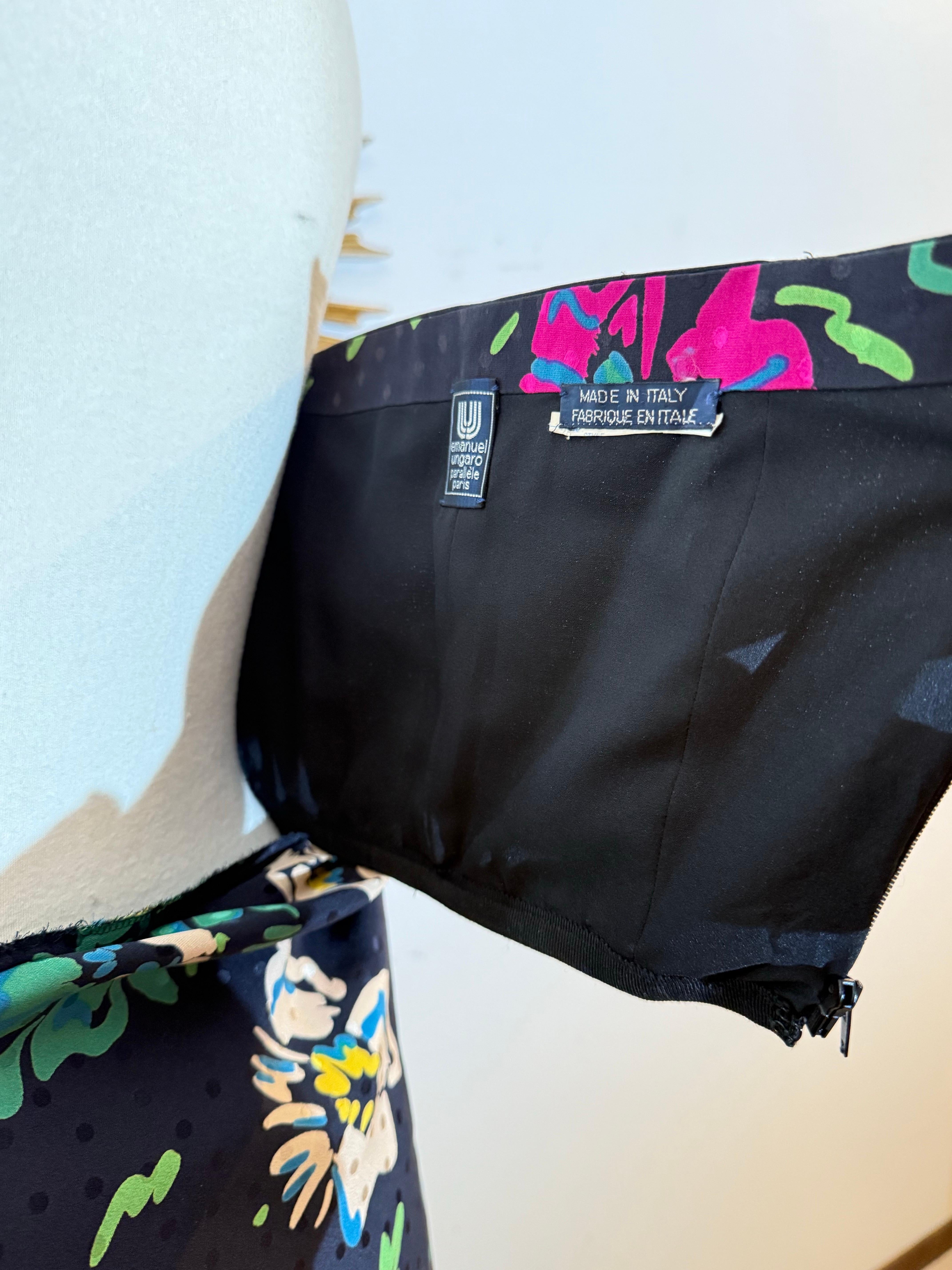 1980er Ungaro Seide Blumendruck Krepp trägerloses Cocktailkleid mit angehängtem Foulard im Angebot 12