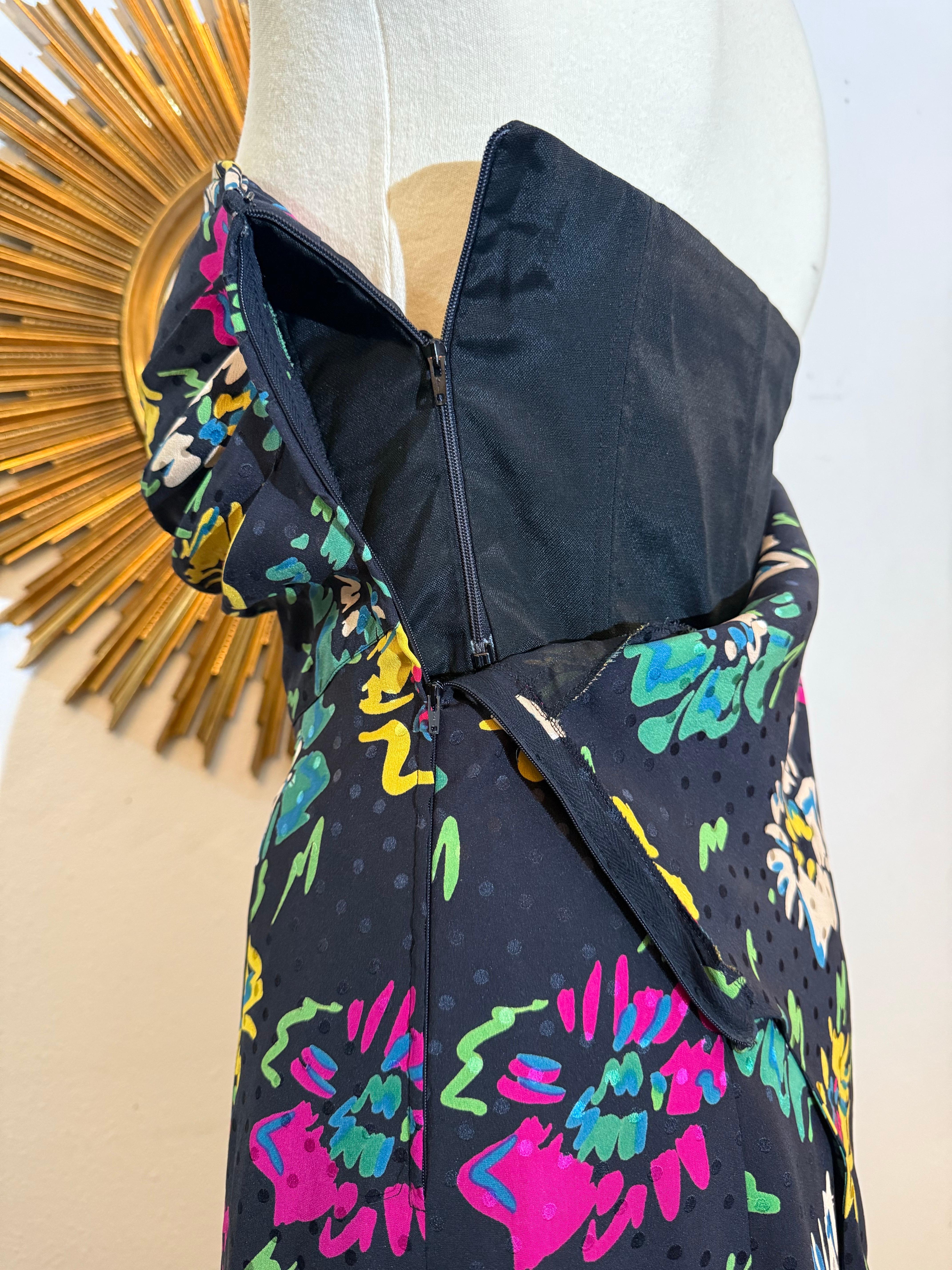 1980er Ungaro Seide Blumendruck Krepp trägerloses Cocktailkleid mit angehängtem Foulard im Angebot 13