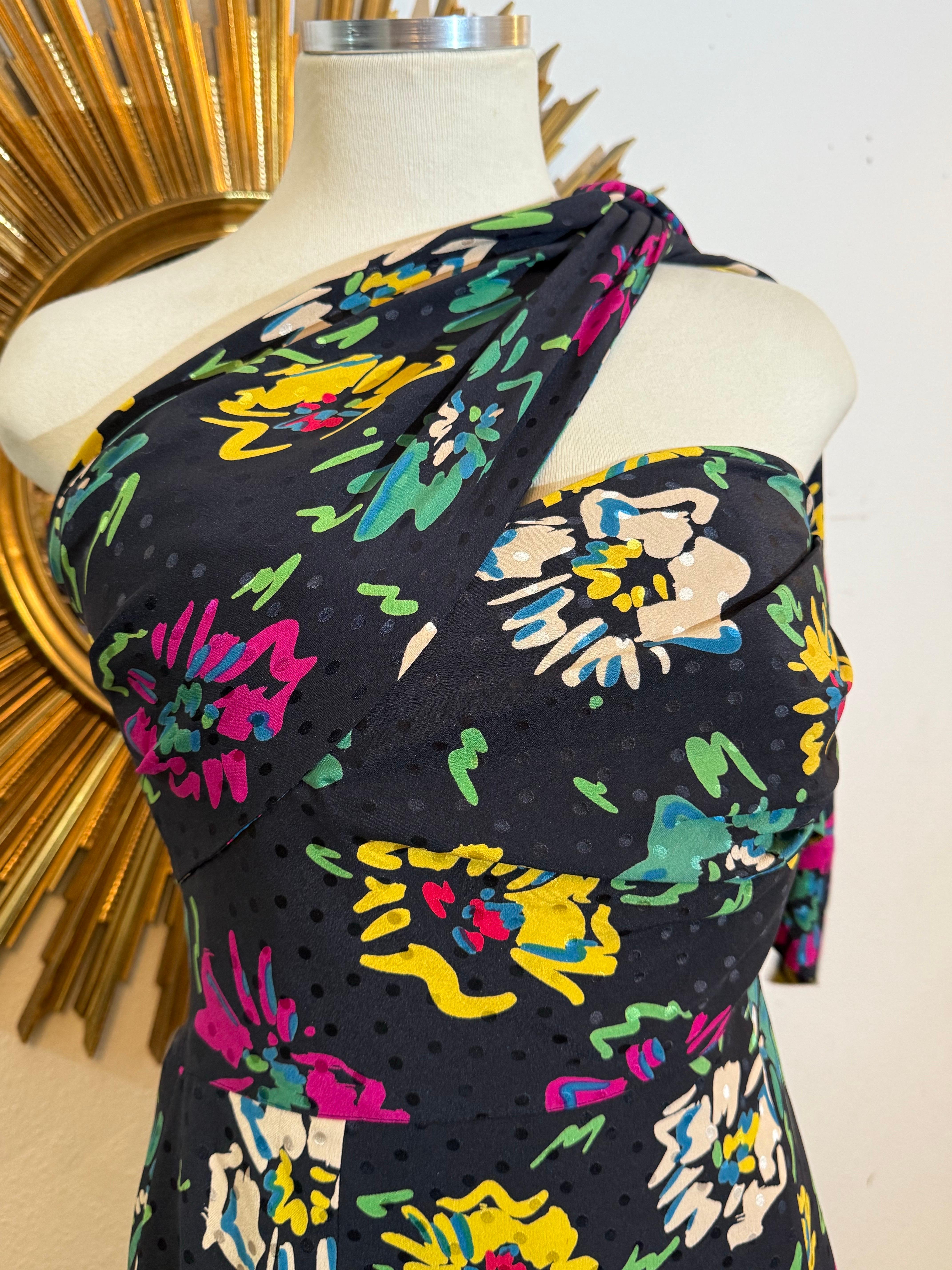 1980er Ungaro Seide Blumendruck Krepp trägerloses Cocktailkleid mit angehängtem Foulard im Angebot 1