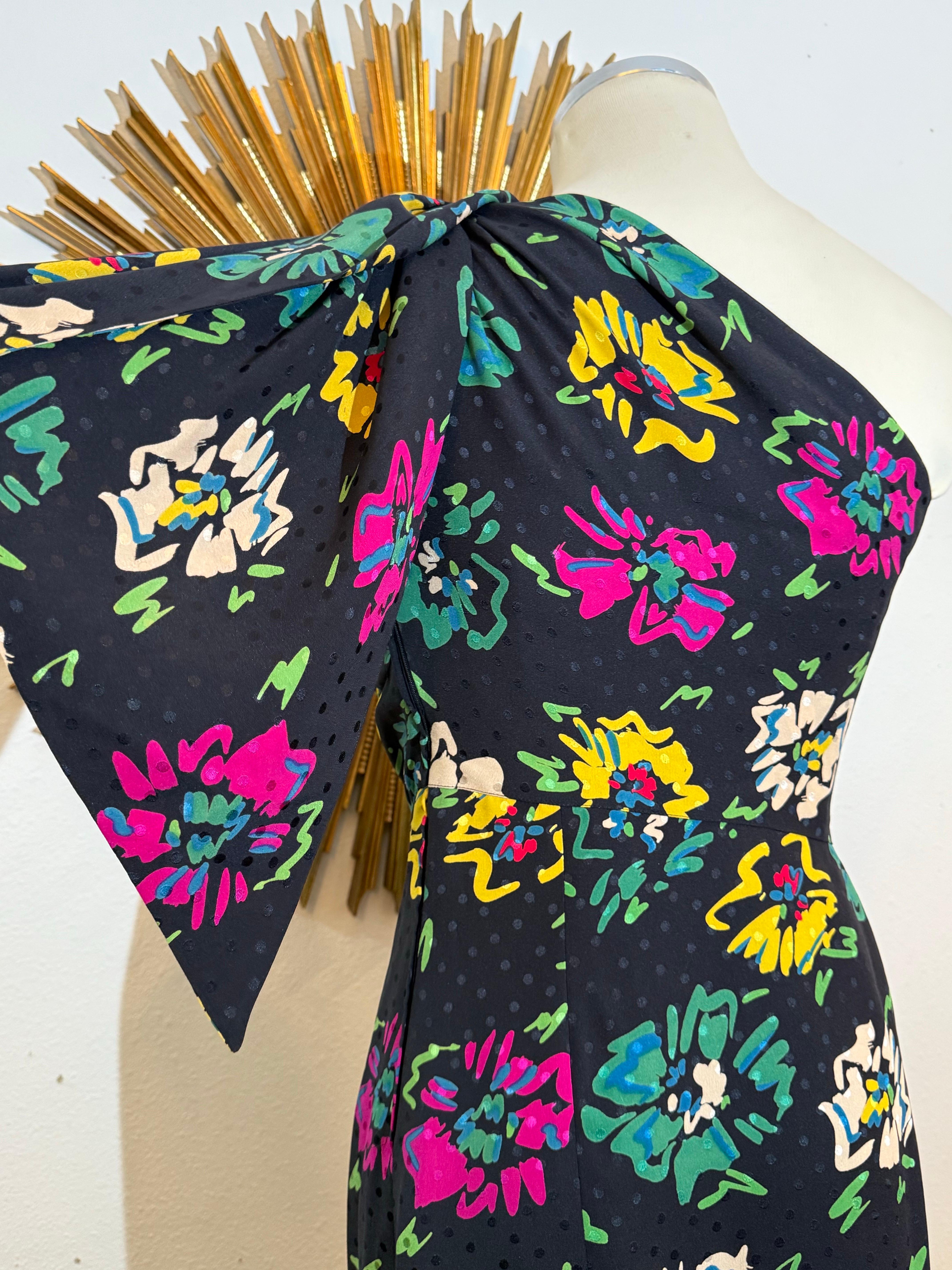 1980er Ungaro Seide Blumendruck Krepp trägerloses Cocktailkleid mit angehängtem Foulard im Angebot 3