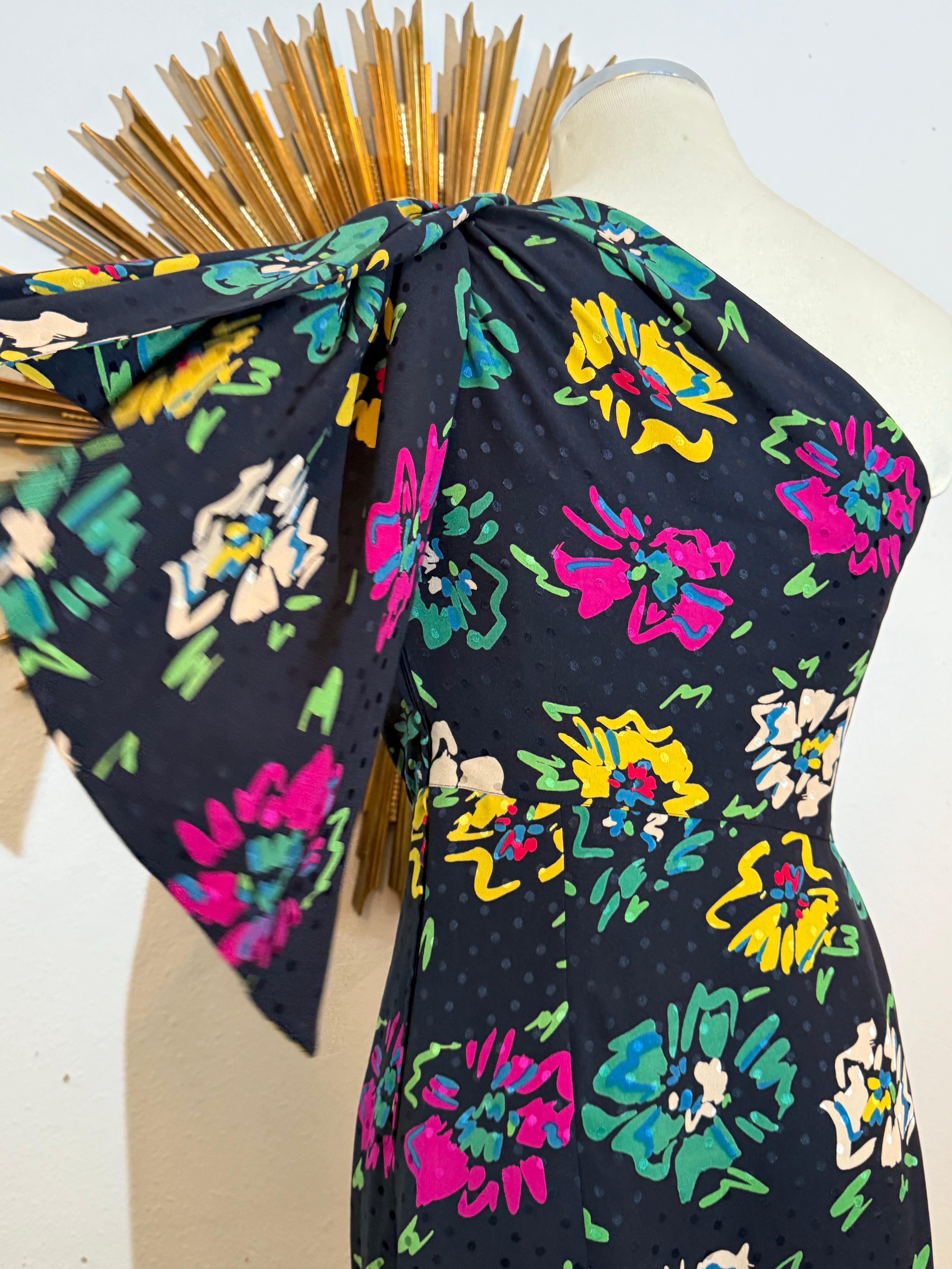 1980er Ungaro Seide Blumendruck Krepp trägerloses Cocktailkleid mit angehängtem Foulard im Angebot 4