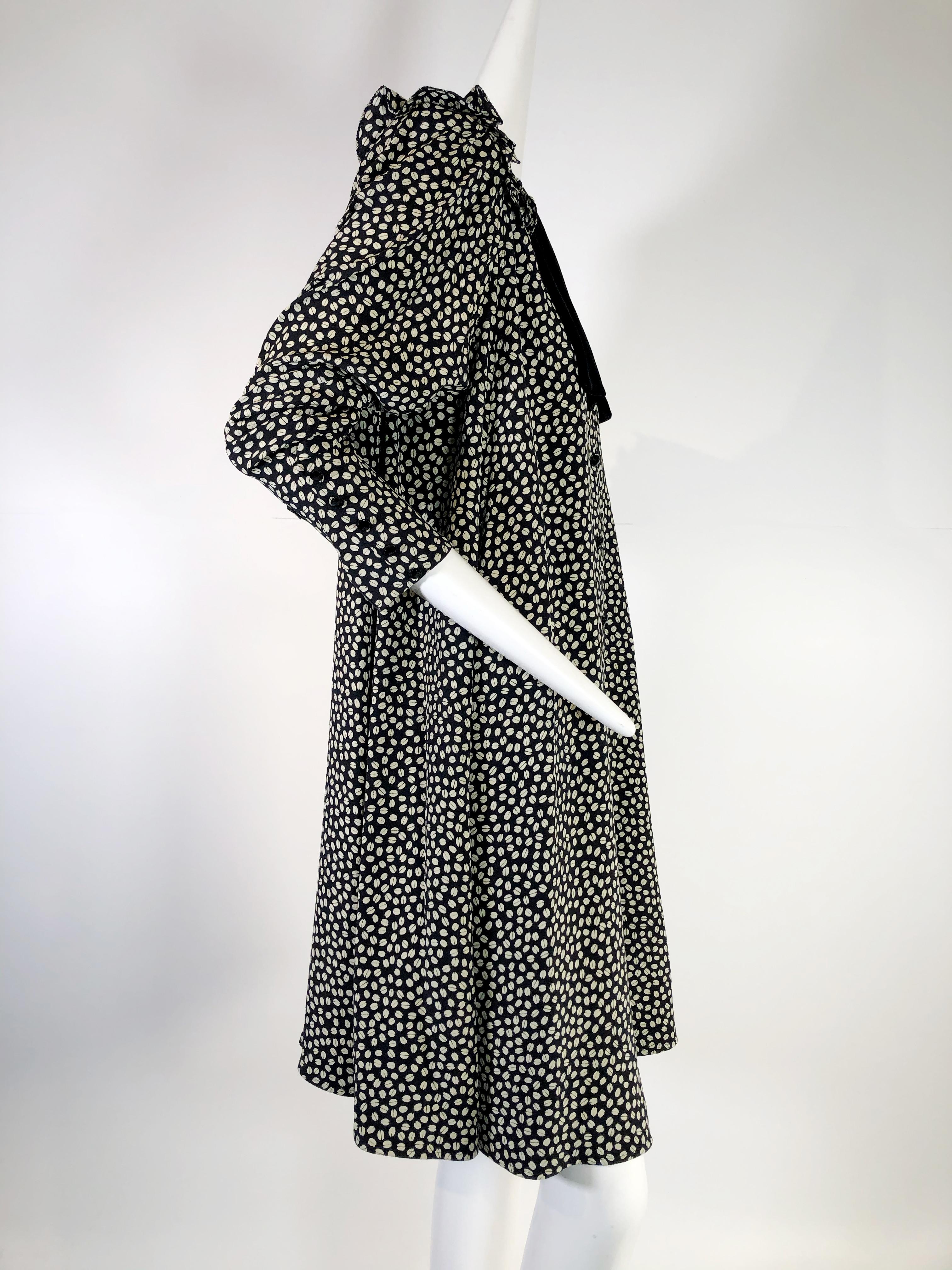 1980er Ungaro Smock-Kleid aus schwarzem und weißem Samt mit Yolked-Krepp-Druck Damen im Angebot