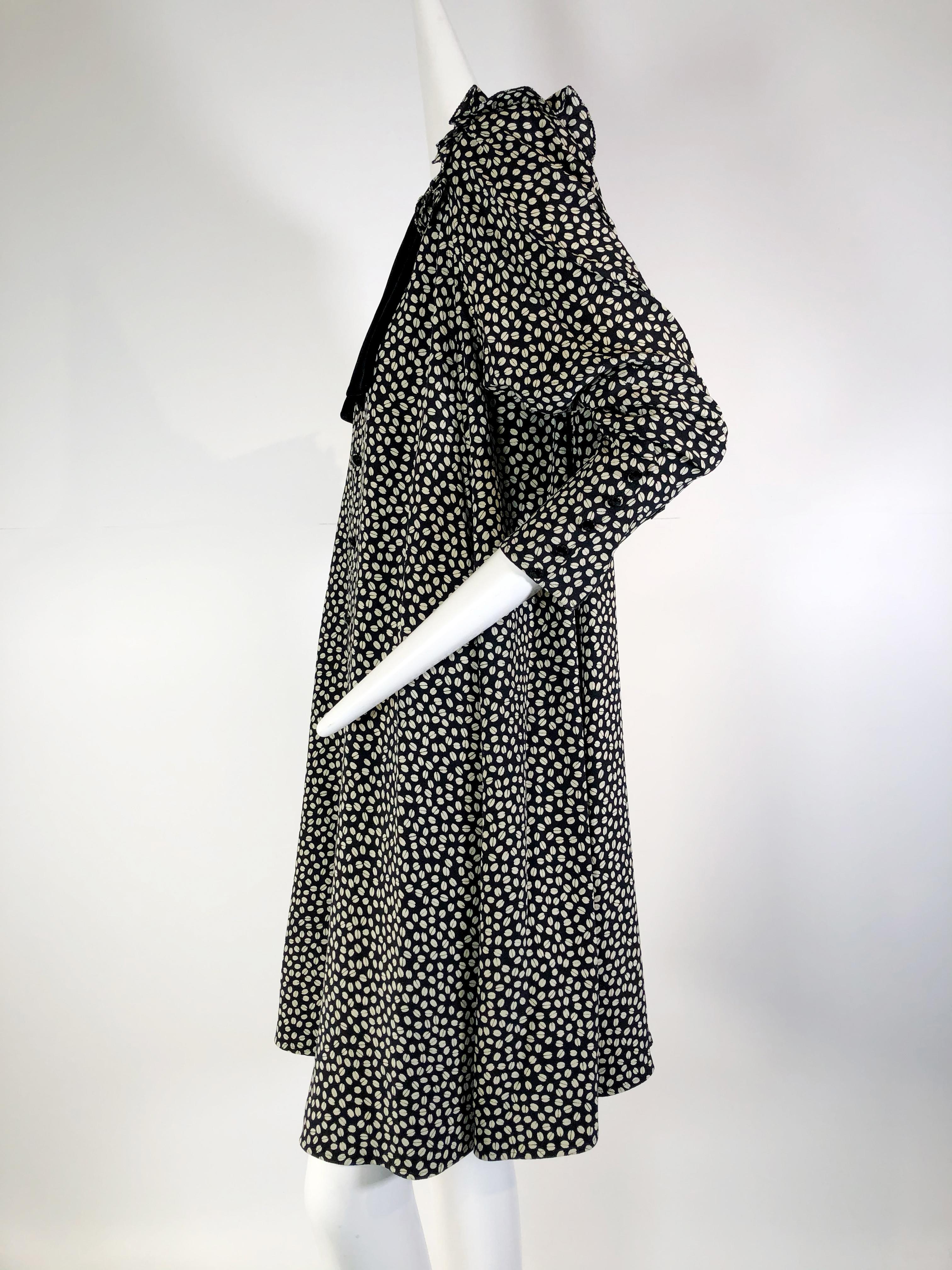 1980er Ungaro Smock-Kleid aus schwarzem und weißem Samt mit Yolked-Krepp-Druck im Angebot 1