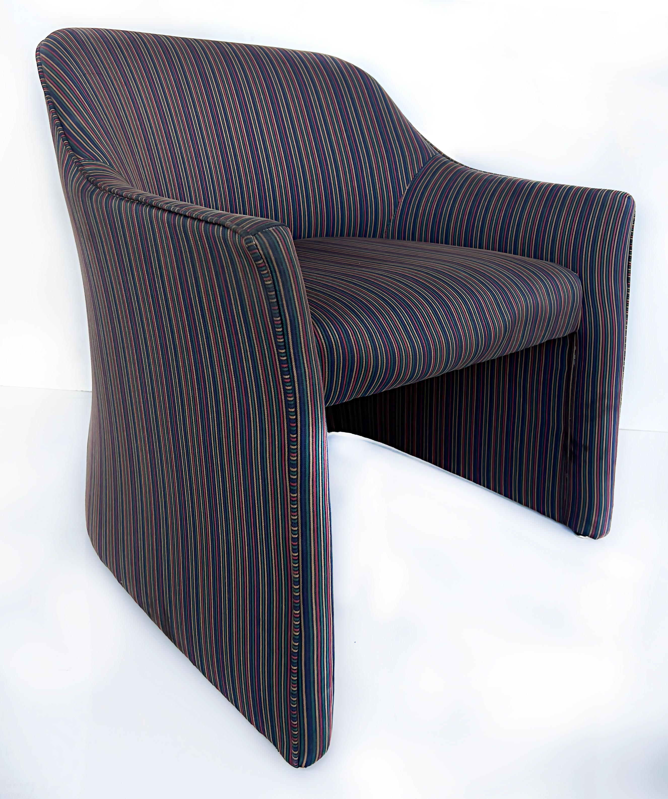 Tissu Paire de chaises postmodernes rembourrées des années 1980 par Ward Bennett en vente