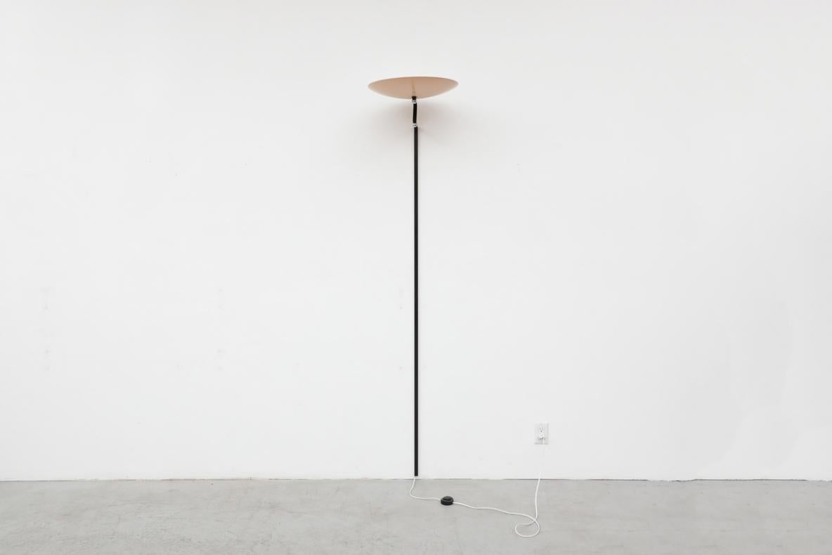 Queens Gallery Wandleuchte aus dem Utrecht der 1980er Jahre. Sie hat einen schwarzen Zickzack-Stiel mit Stahlkugel-Akzenten und einen taupefarbenen, emaillierten, schalenförmigen Schirm mit weißer Innenseite. In gutem Originalzustand mit alters- und