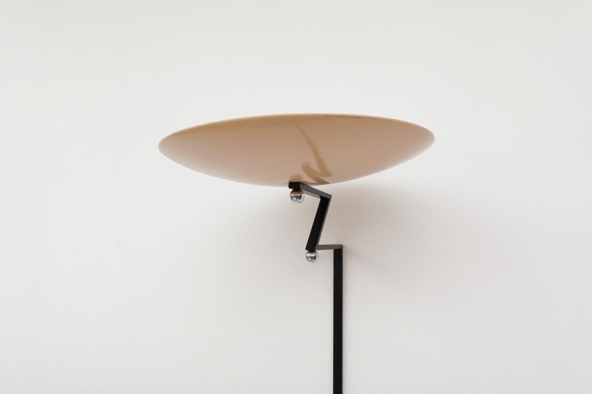 1980er Utrech Queens Gallery Wandleuchte mit Zig Zag Stem und Scheibenschirm (20. Jahrhundert) im Angebot