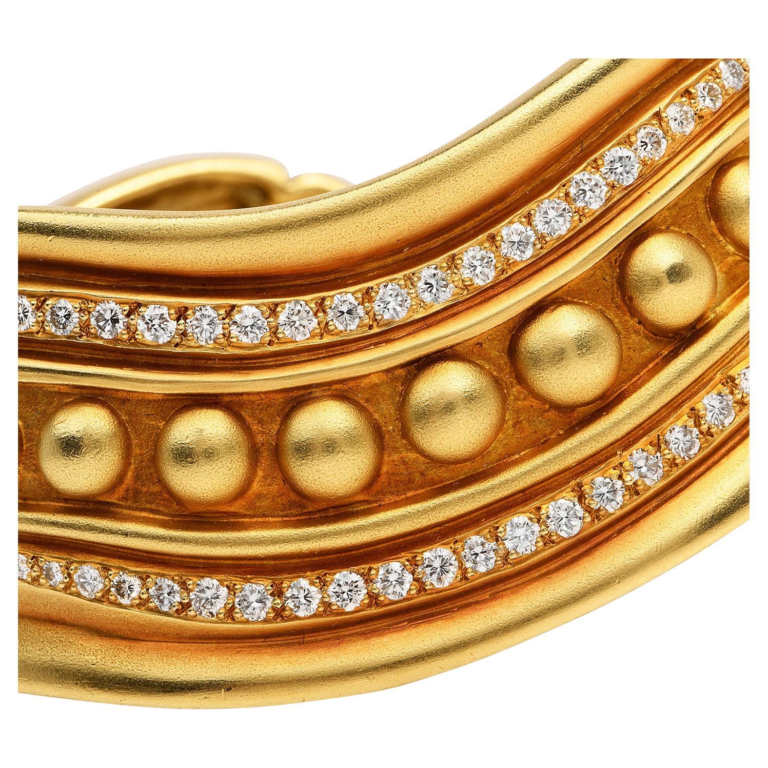Le designer Vahe Naltchayan a créé dans les années 1980 un large bracelet manchette opulent,

Fabriqué en or jaune 18 carats massif, son centre est composé de 96 diamants ronds de style gradué, sertis sur des clous, pesant environ 3,00 carats