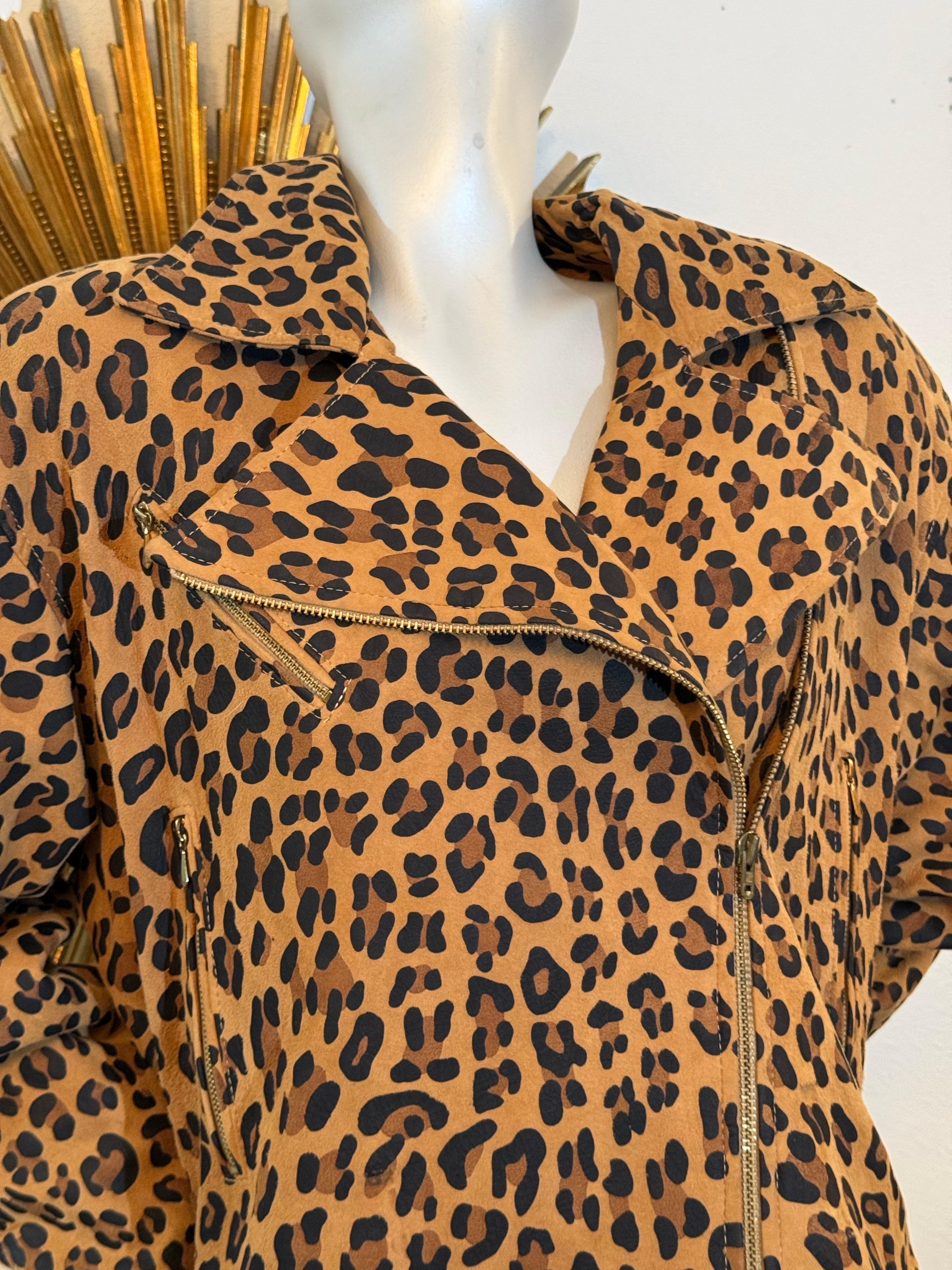 Veste de motard en daim imprimé léopard Vakko des années 1980 avec détails zippés en vente 5