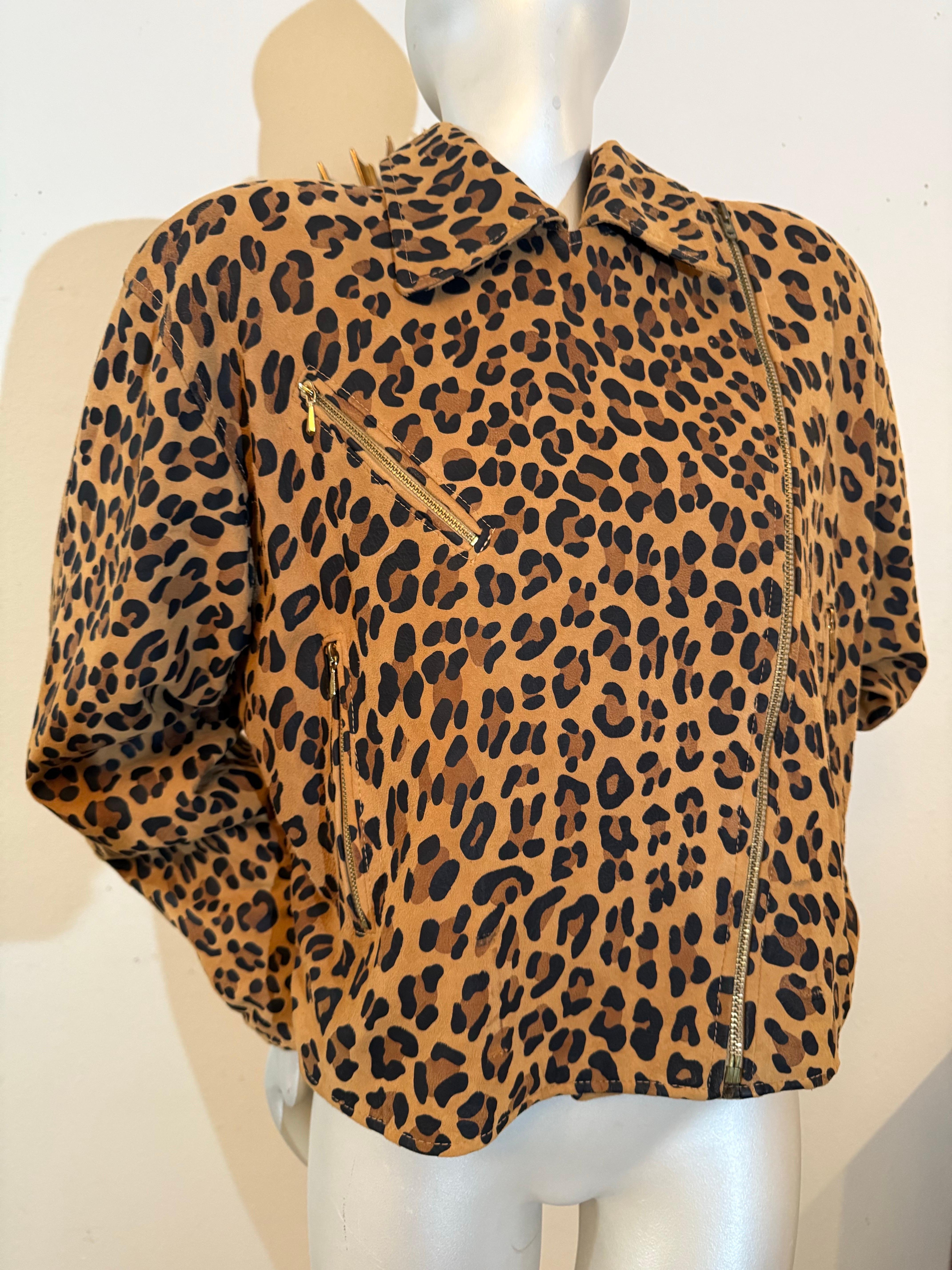 Veste de motard en daim imprimé léopard Vakko des années 1980 avec détails zippés en vente 6
