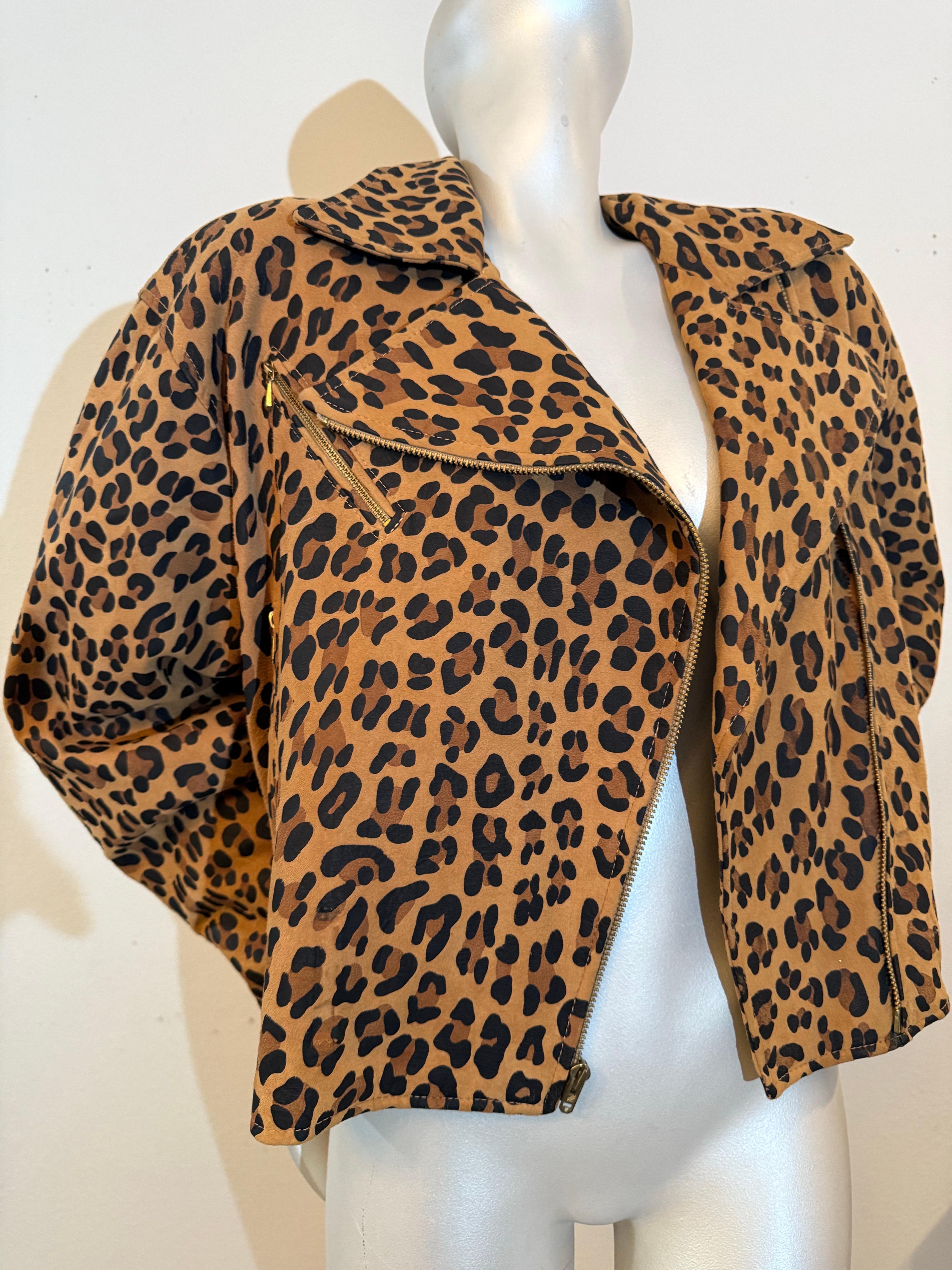 Veste de motard en daim imprimé léopard Vakko des années 1980 avec détails zippés en vente 8