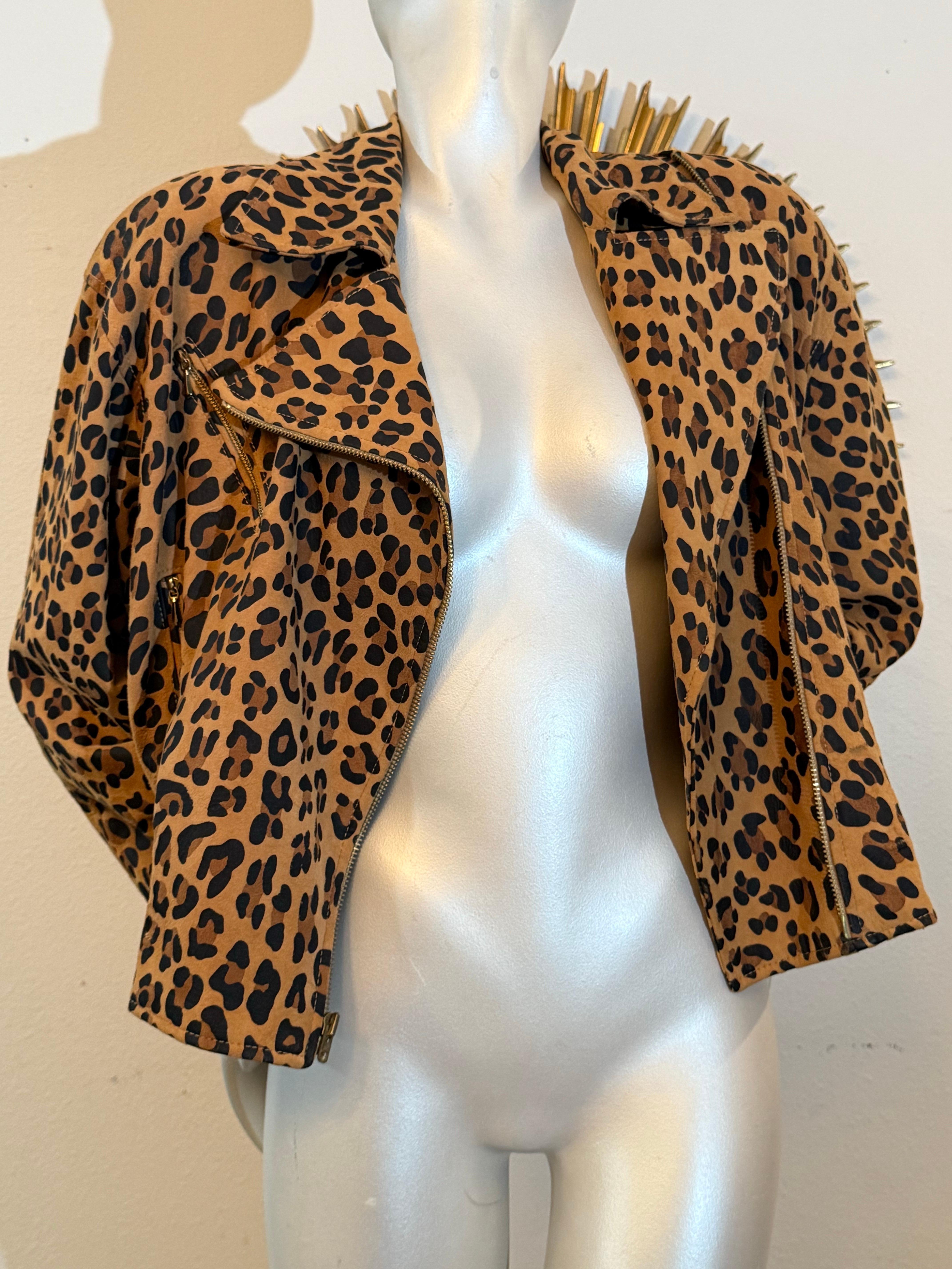 Veste de motard en daim imprimé léopard Vakko des années 1980 avec détails zippés en vente 9