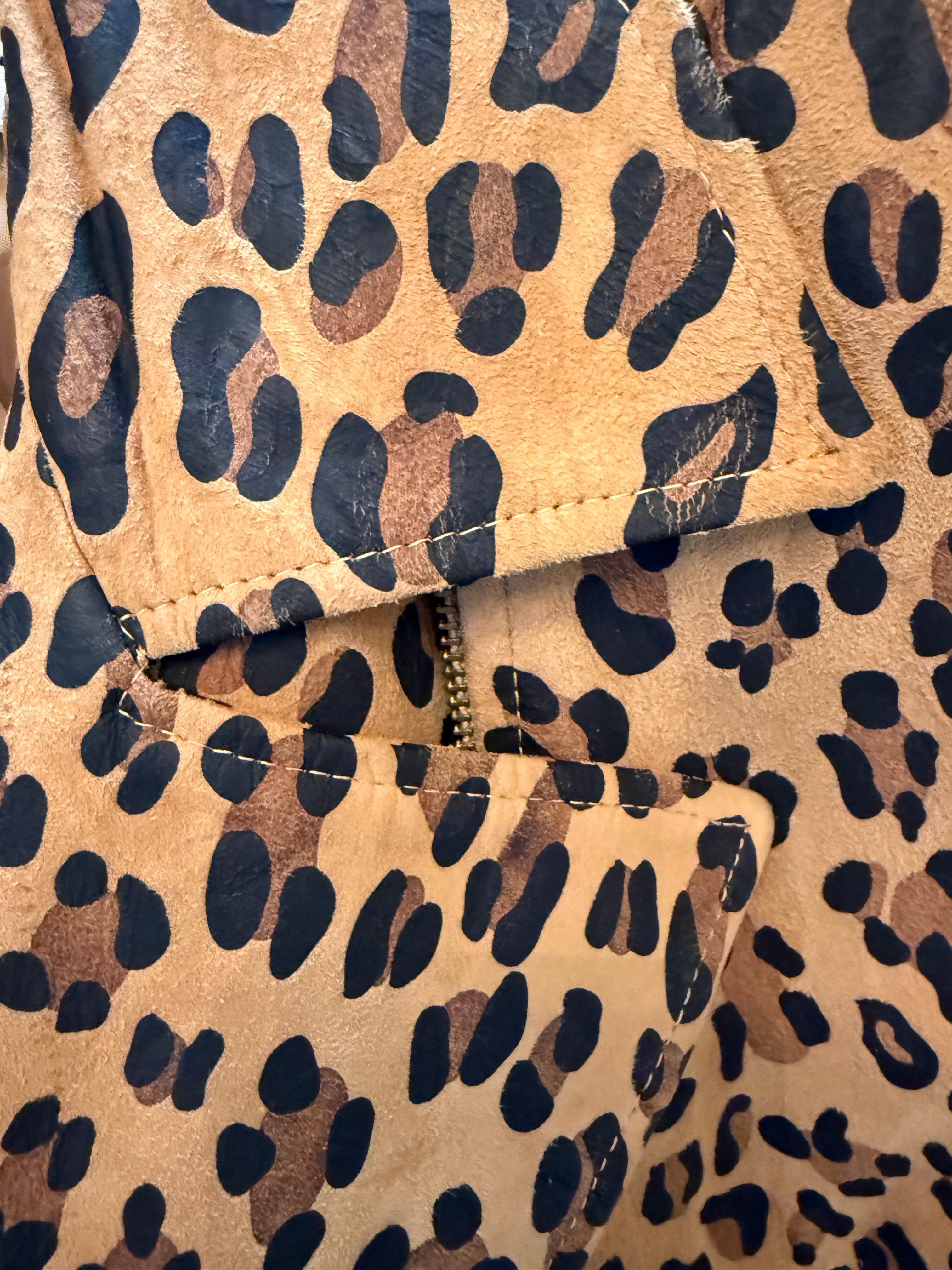 Veste de motard en daim imprimé léopard Vakko des années 1980 avec détails zippés en vente 11