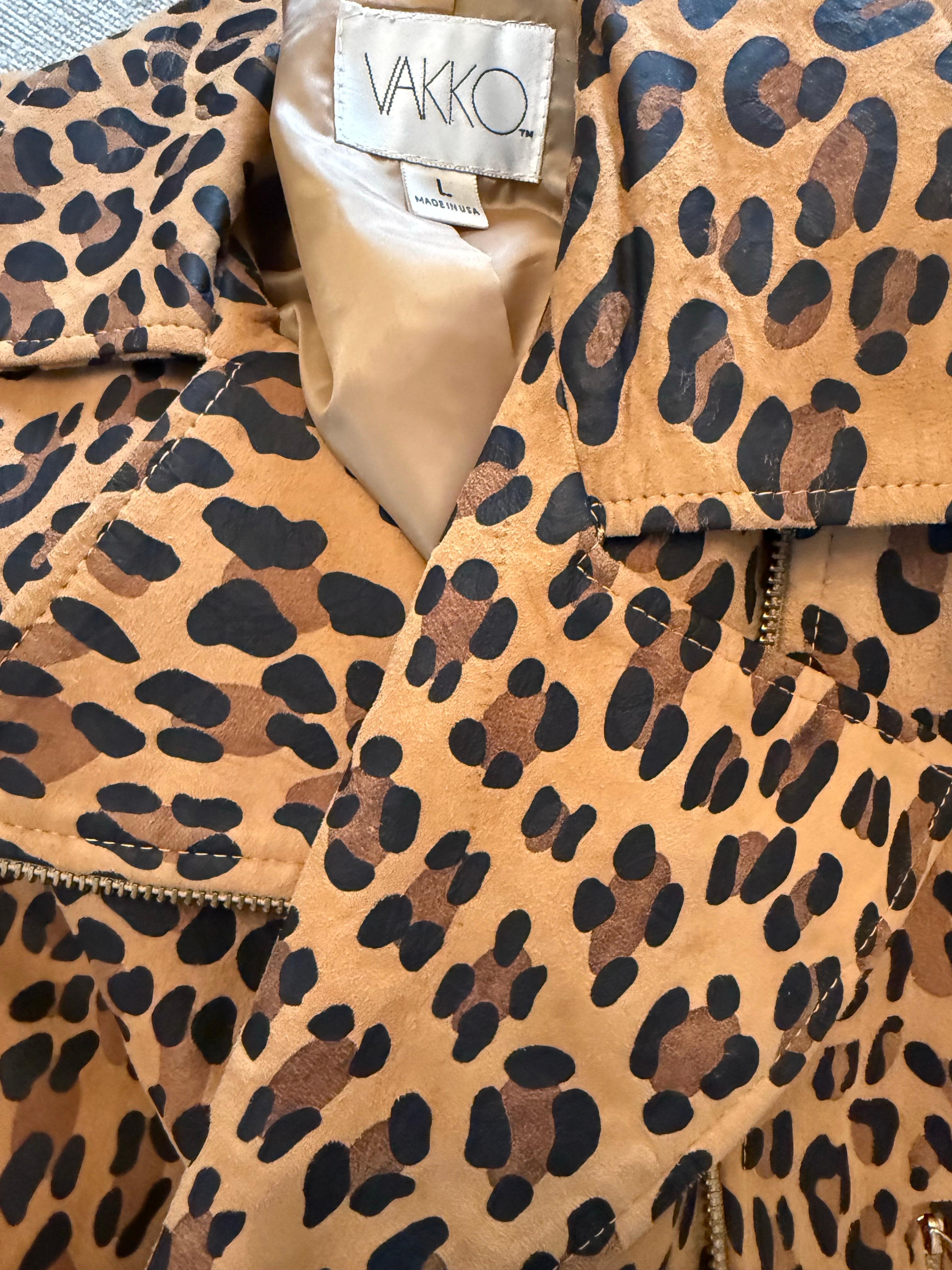 Veste de motard en daim imprimé léopard Vakko des années 1980 avec détails zippés en vente 12