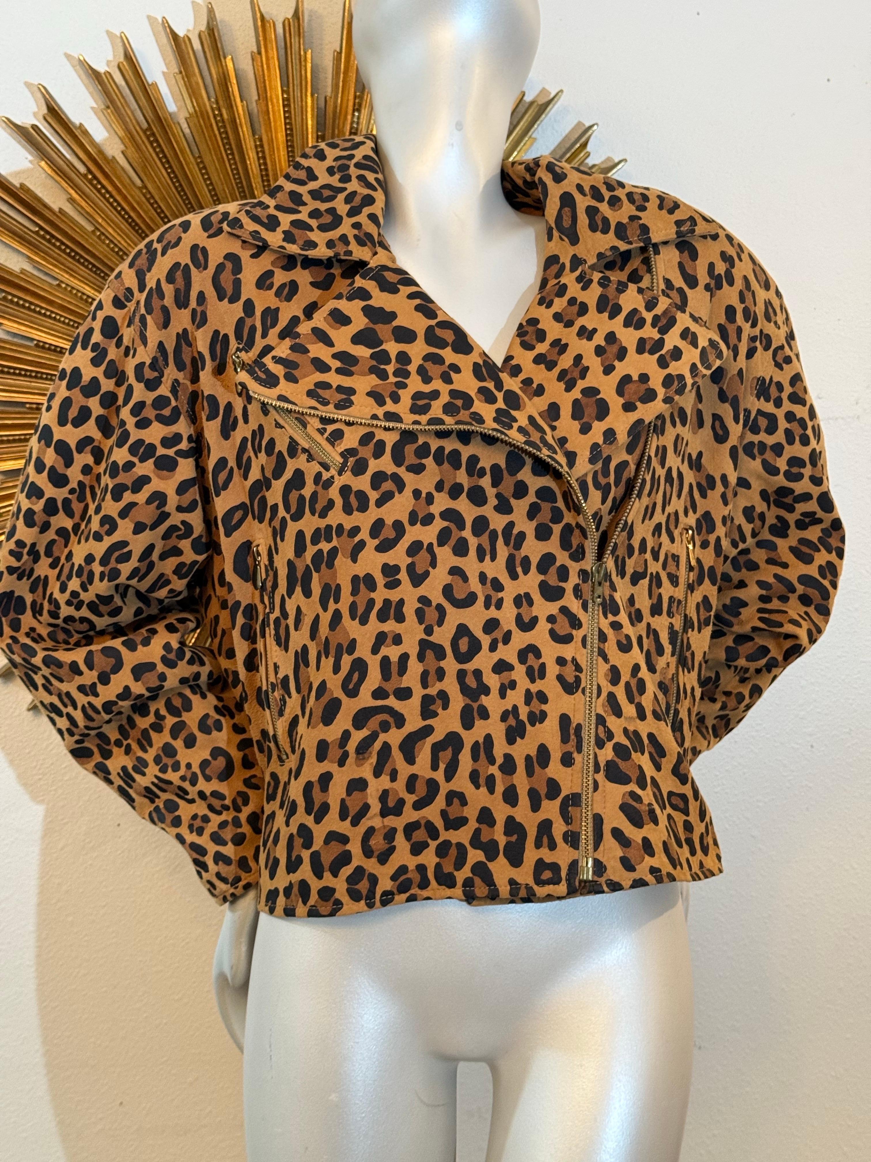 Veste de motard en daim imprimé léopard Vakko des années 1980 avec détails zippés :  Coupe oversize avec doublure en acétate, épaule tombante, manches dolman. Poignets, poches et fermeture à glissière. L'ourlet se situe juste en dessous de la