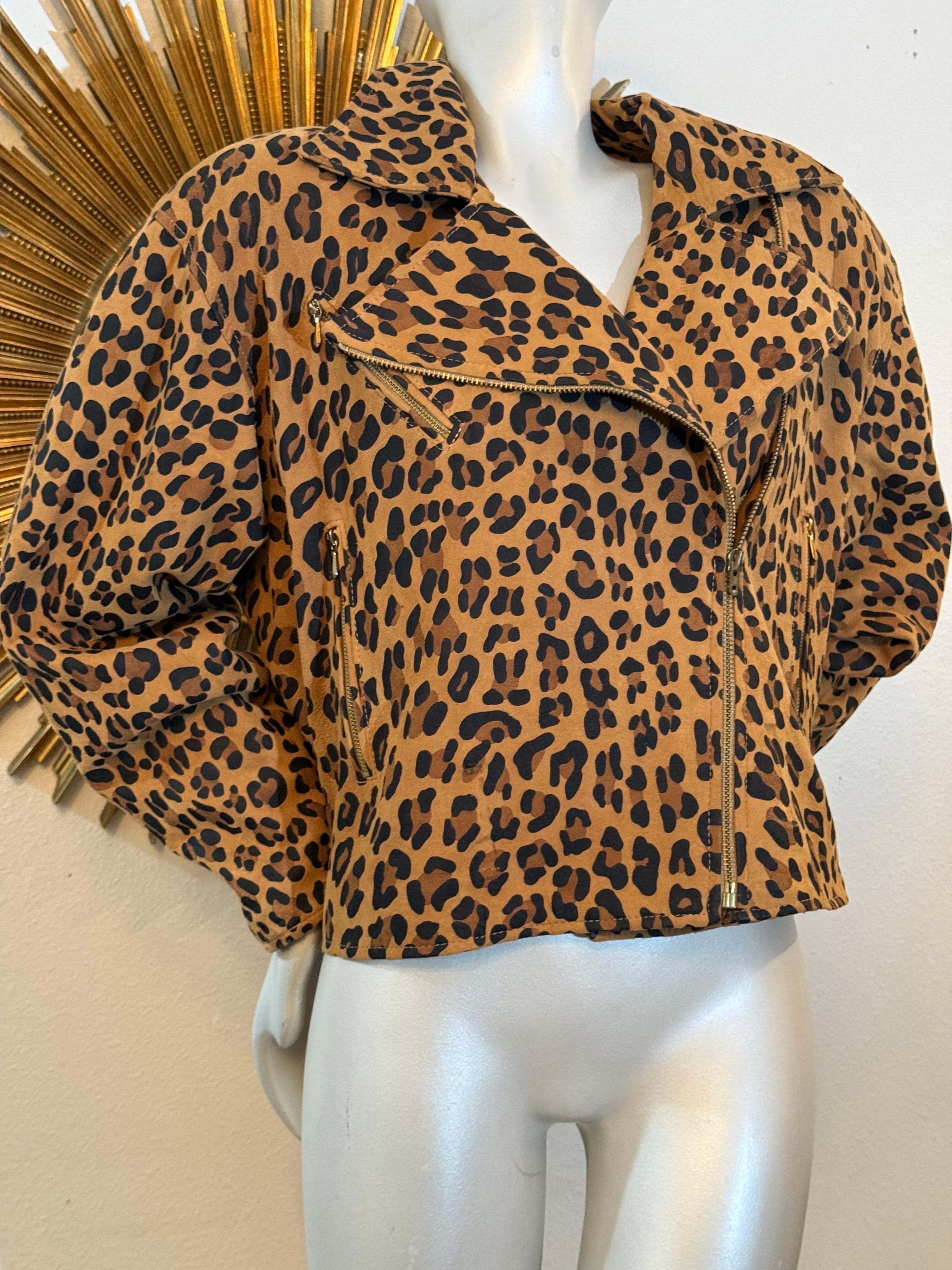 Marron Veste de motard en daim imprimé léopard Vakko des années 1980 avec détails zippés en vente