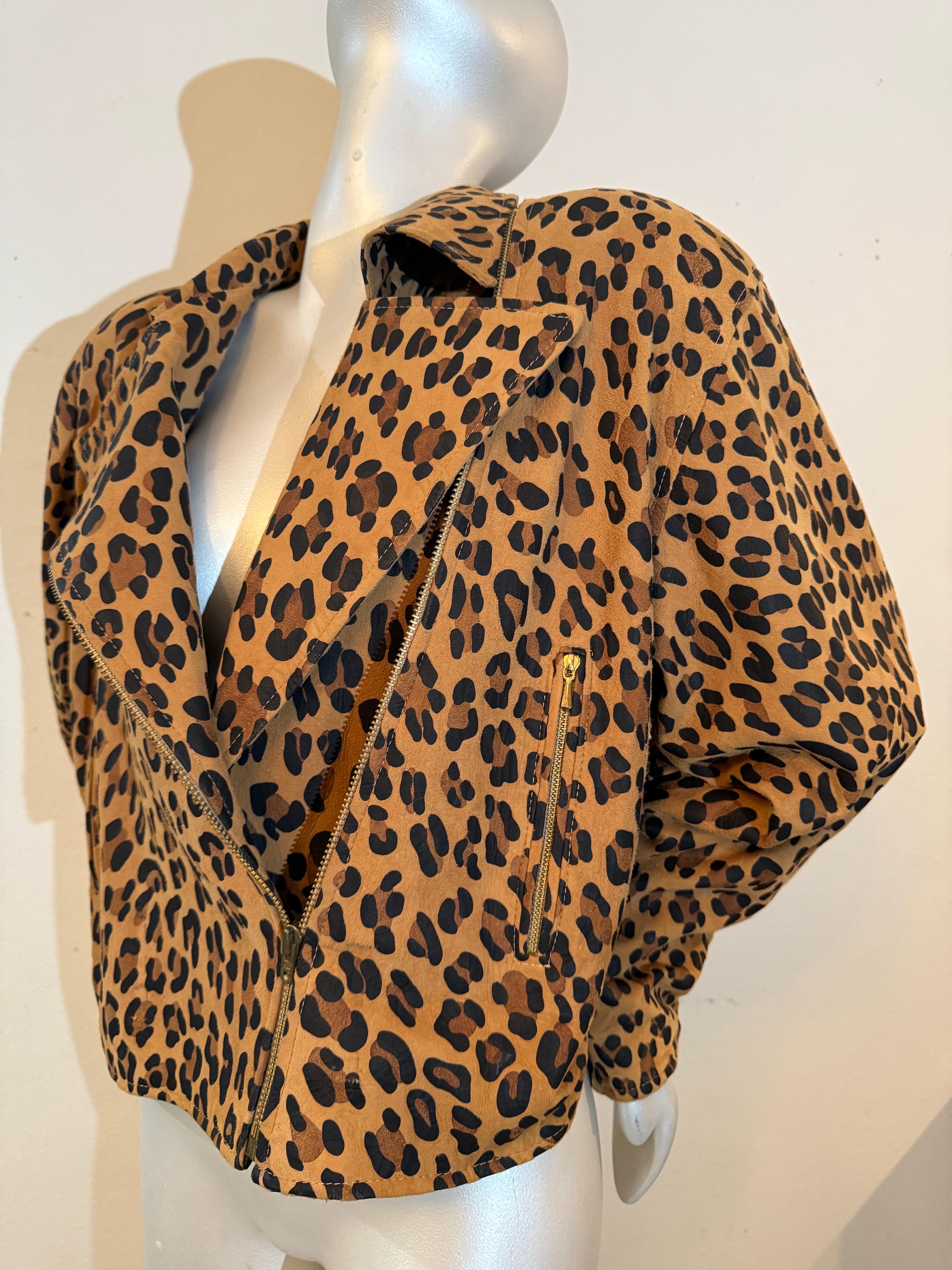 Veste de motard en daim imprimé léopard Vakko des années 1980 avec détails zippés Excellent état - En vente à Gresham, OR