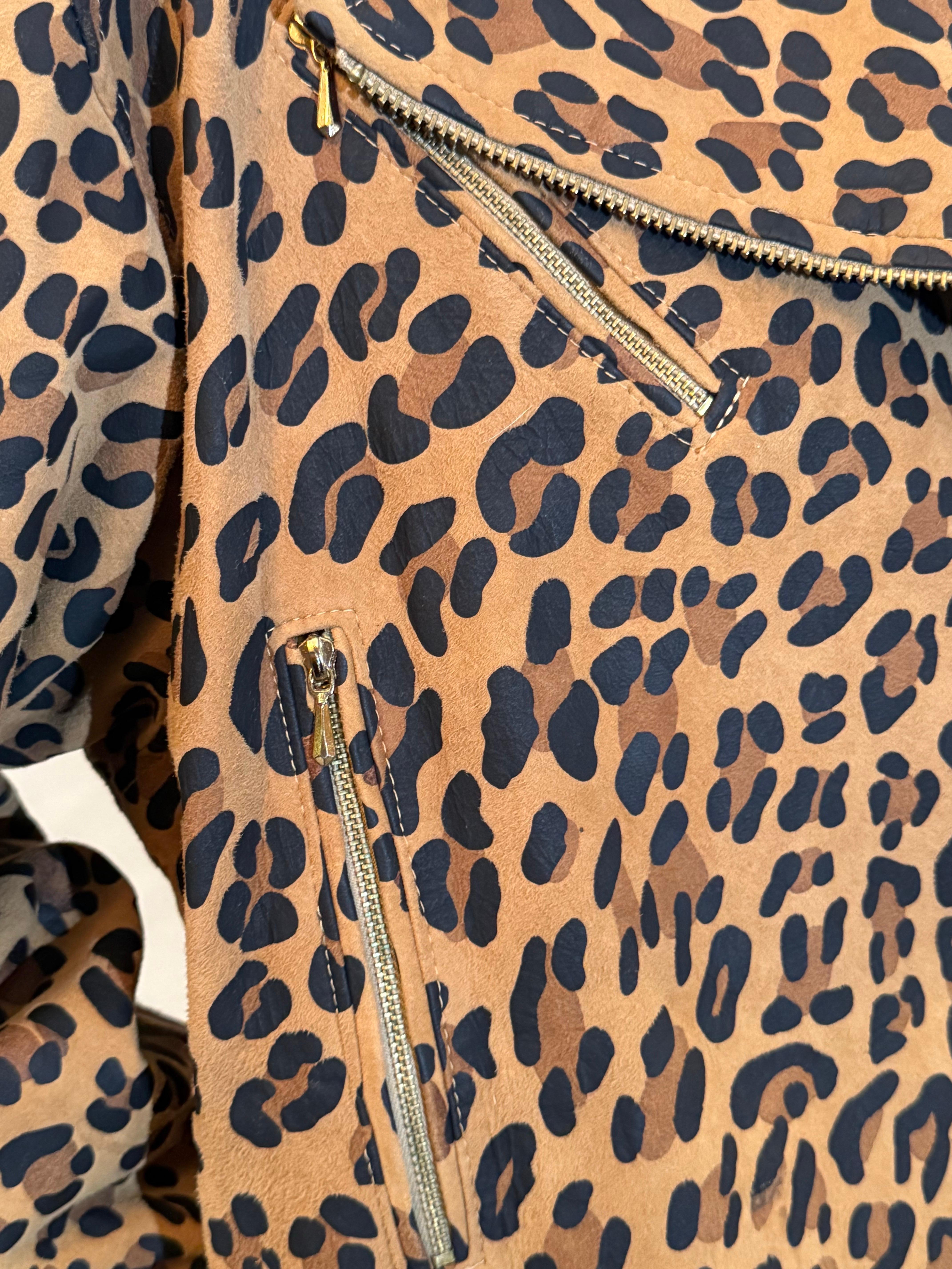 Veste de motard en daim imprimé léopard Vakko des années 1980 avec détails zippés en vente 2
