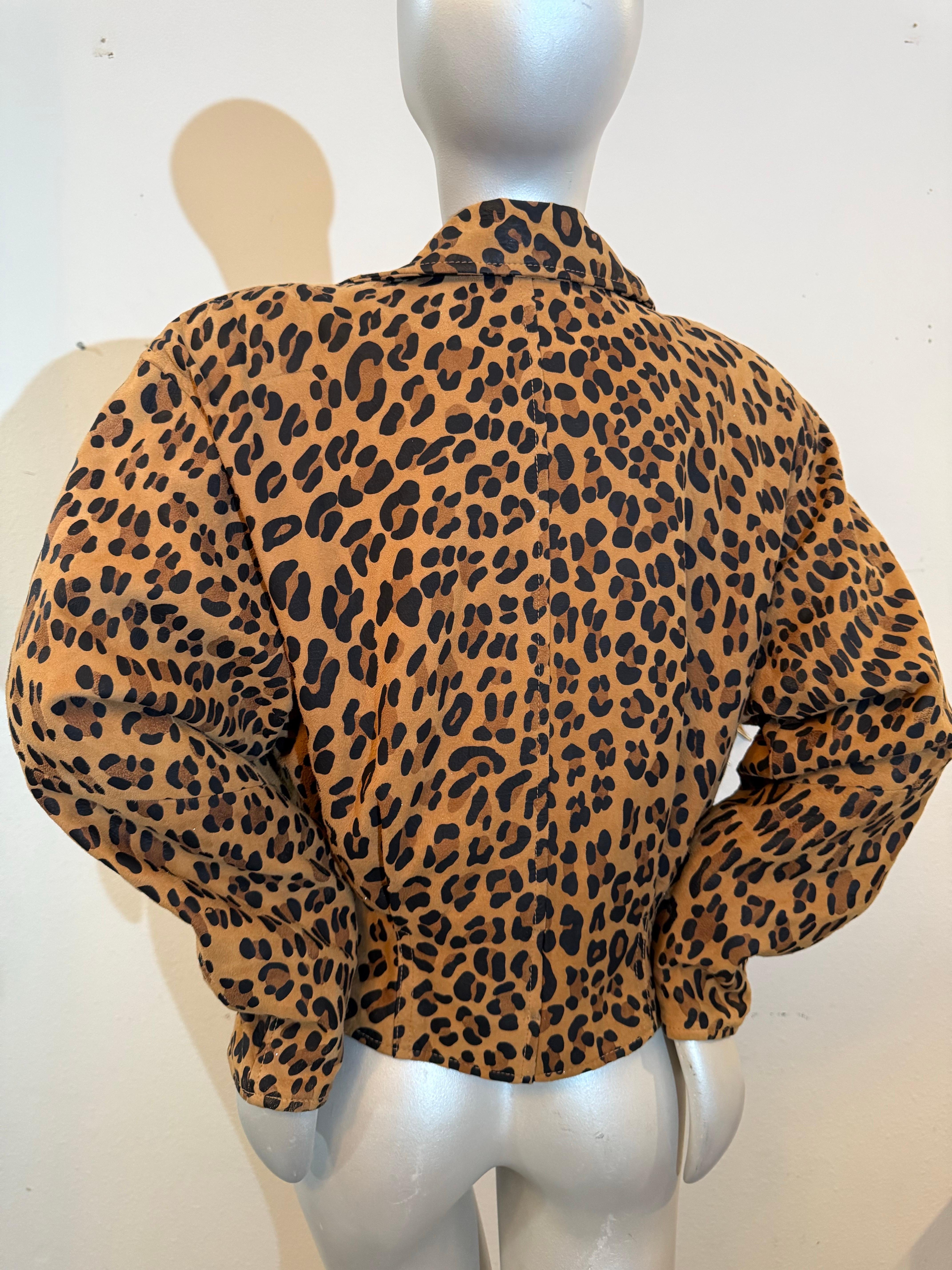 Veste de motard en daim imprimé léopard Vakko des années 1980 avec détails zippés en vente 3