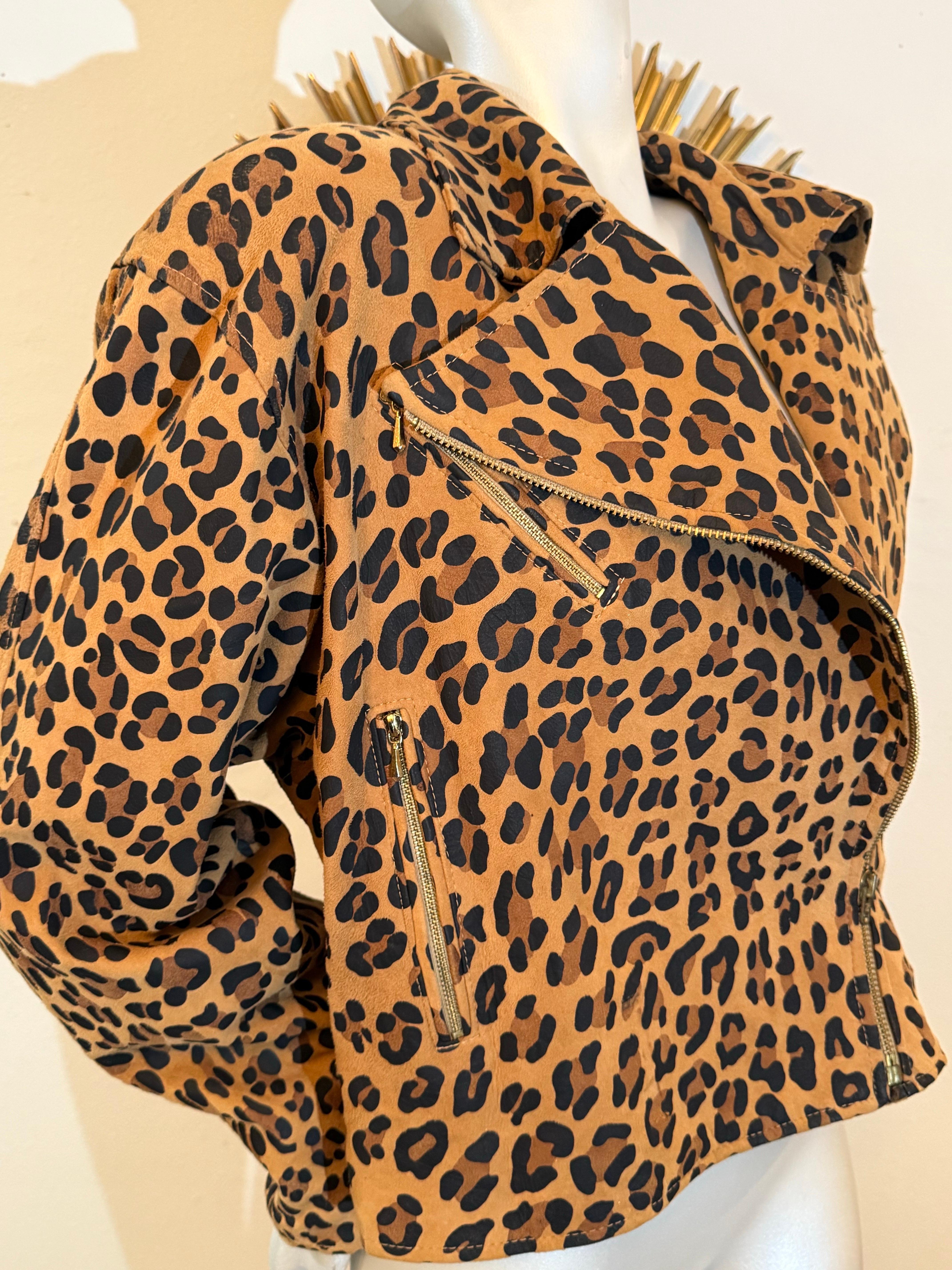Veste de motard en daim imprimé léopard Vakko des années 1980 avec détails zippés en vente 4