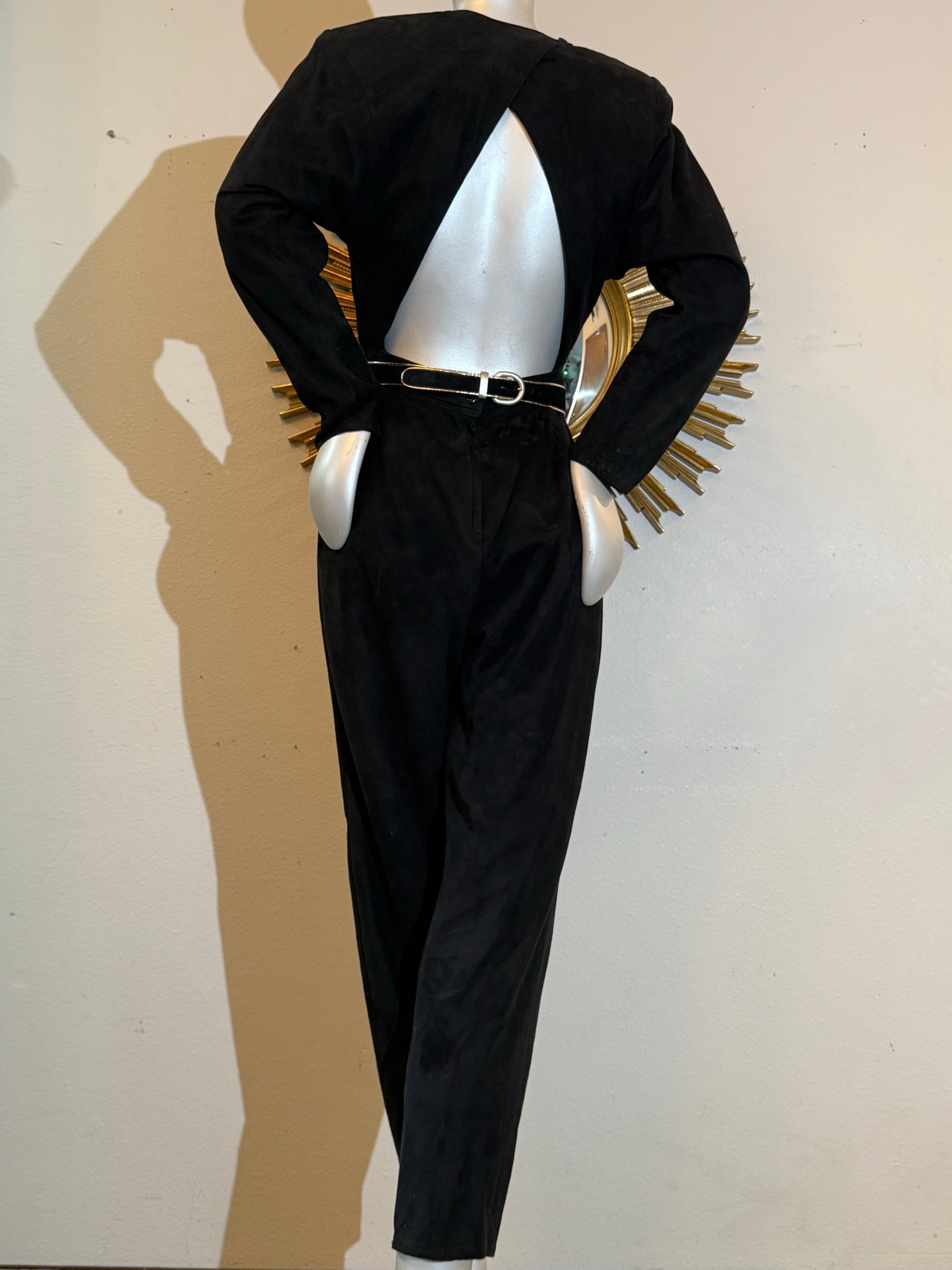 1980s  VAKKO Combinaison élégante en daim noir avec épaules structurées et découpe sexy dans le dos !  Une découpe triangulaire audacieuse au dos est le point central de cet ensemble sexy ! Ceinture sculptée assortie avec passepoil doré. Les jambes