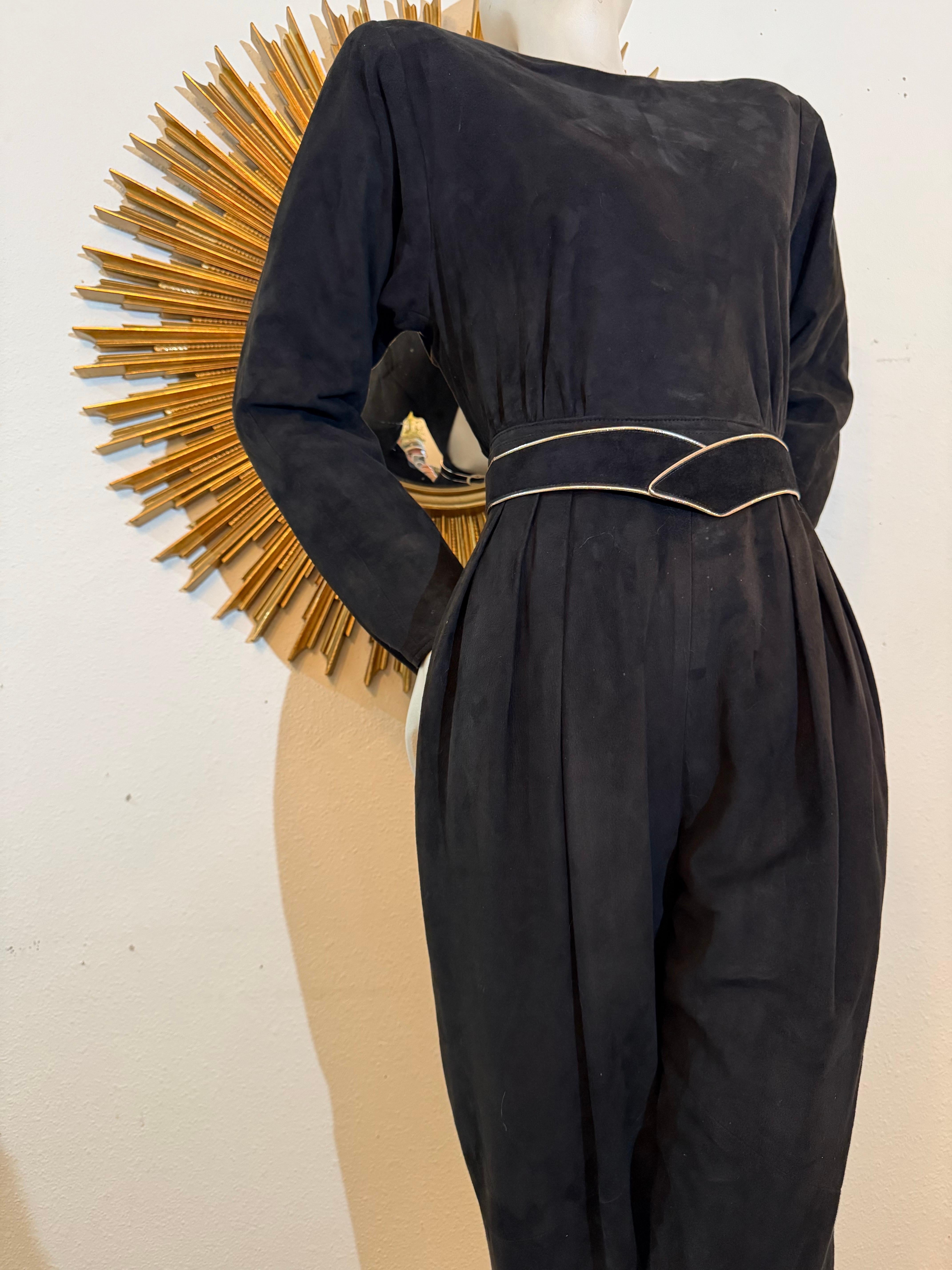1980 Vakko - Combinaison en daim noir épuré avec épaules structurées et découpe dans le dos Bon état - En vente à Gresham, OR