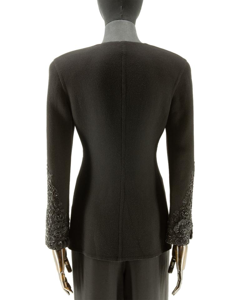 Une veste ajustée en crêpe double face de laine noire de la fin des années 1980 de Valentino Boutique avec une encolure ronde et des coutures de style, les manches en deux parties présentant un motif floral brodé et perlé en cascade avec une