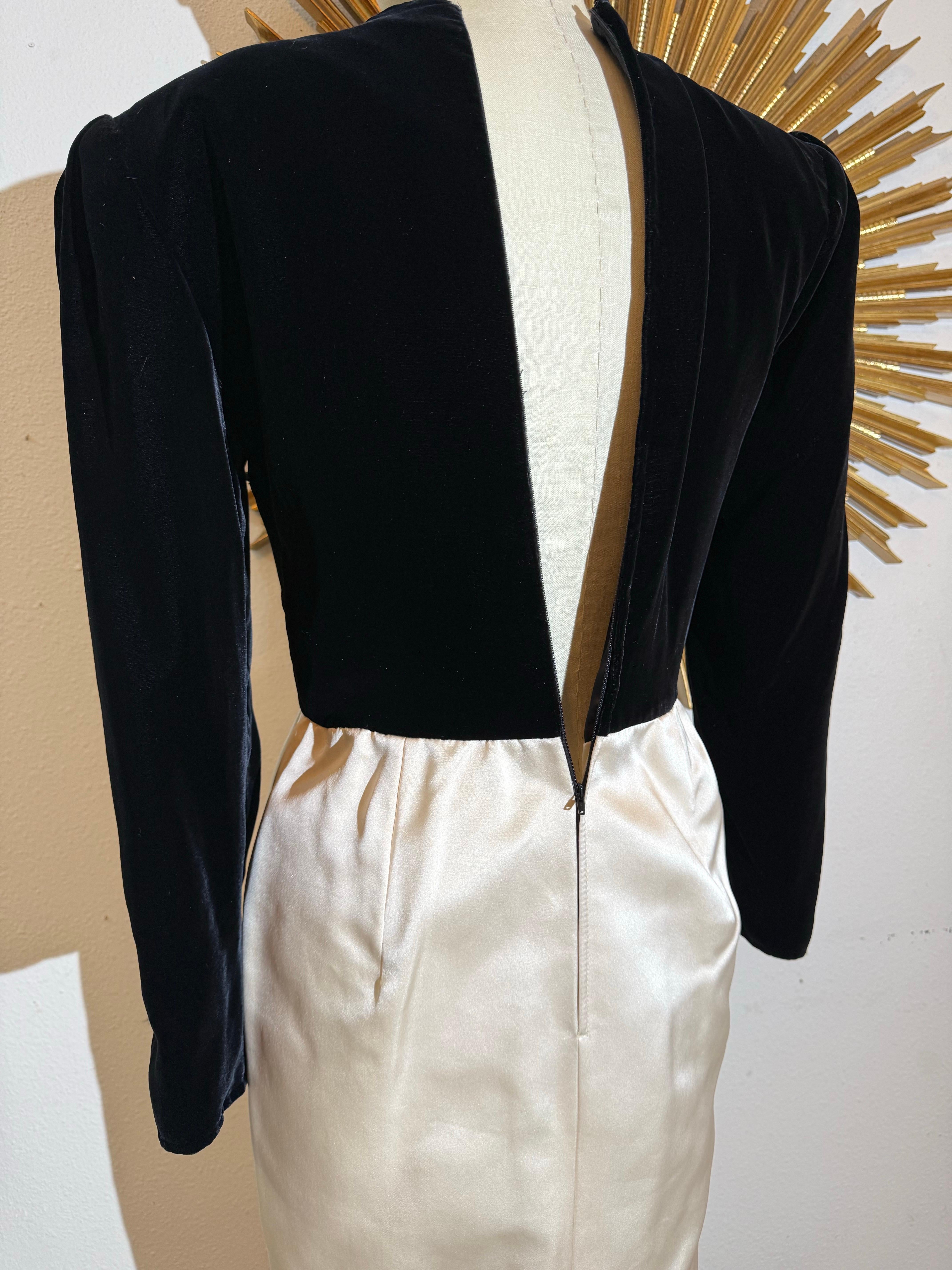 1980 Valentino Black Velvet & Ivory Satin Dress w Fab Rhinestone Feathers (Robe en velours noir et satin ivoire) en vente 5