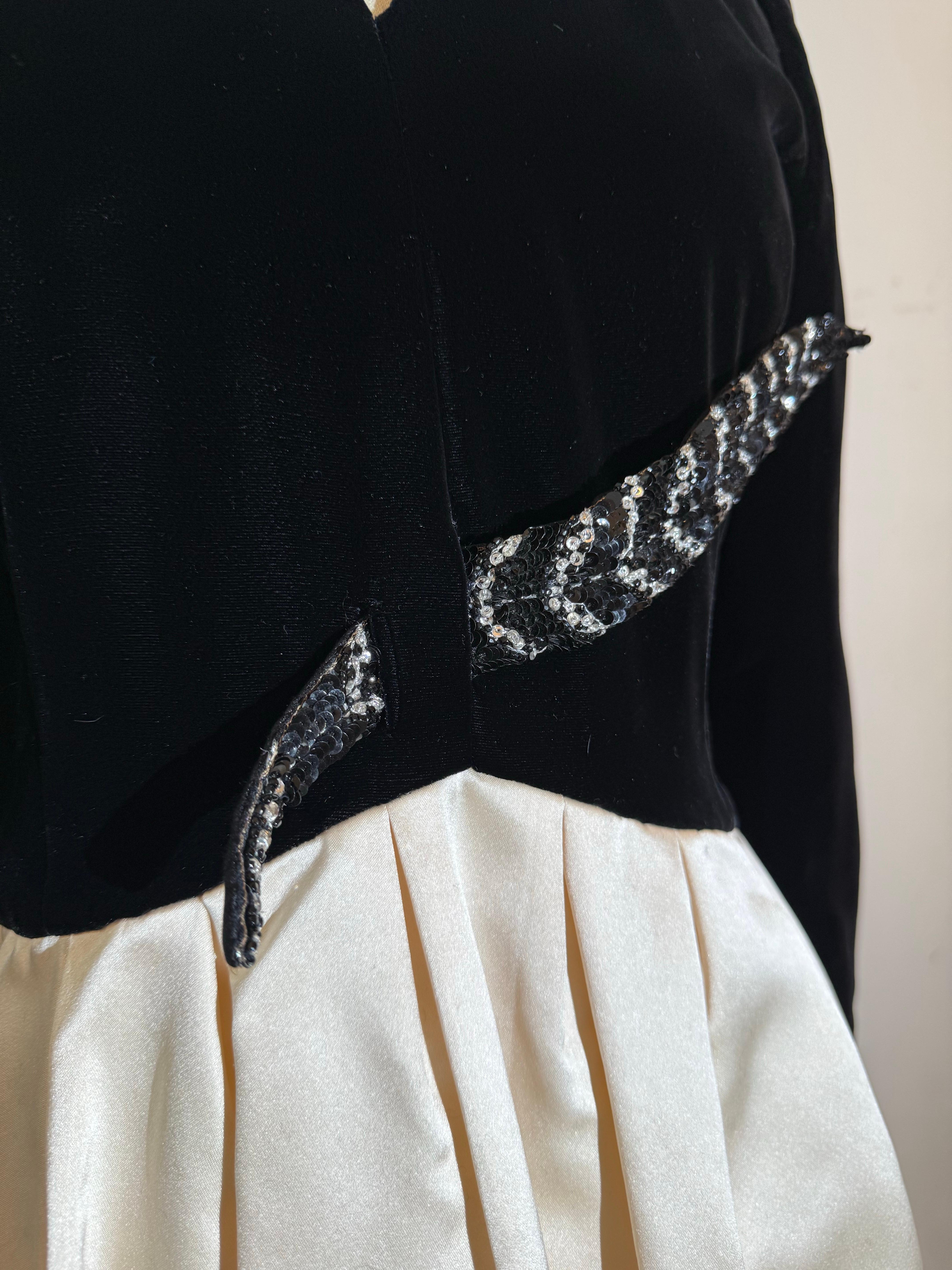 1980 Valentino Black Velvet & Ivory Satin Dress w Fab Rhinestone Feathers (Robe en velours noir et satin ivoire) en vente 6