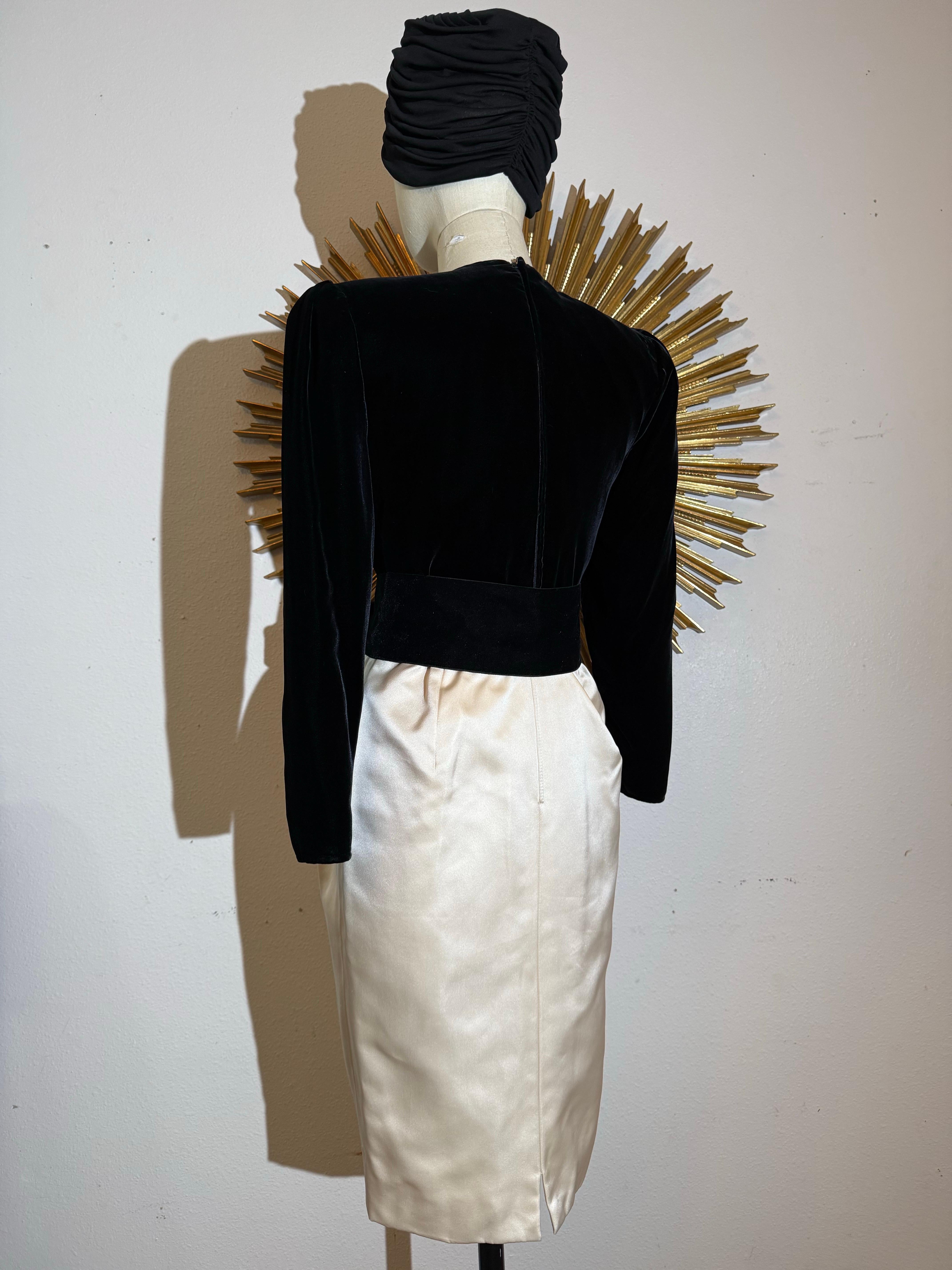 1980 Valentino Black Velvet & Ivory Satin Dress w Fab Rhinestone Feathers (Robe en velours noir et satin ivoire) en vente 7