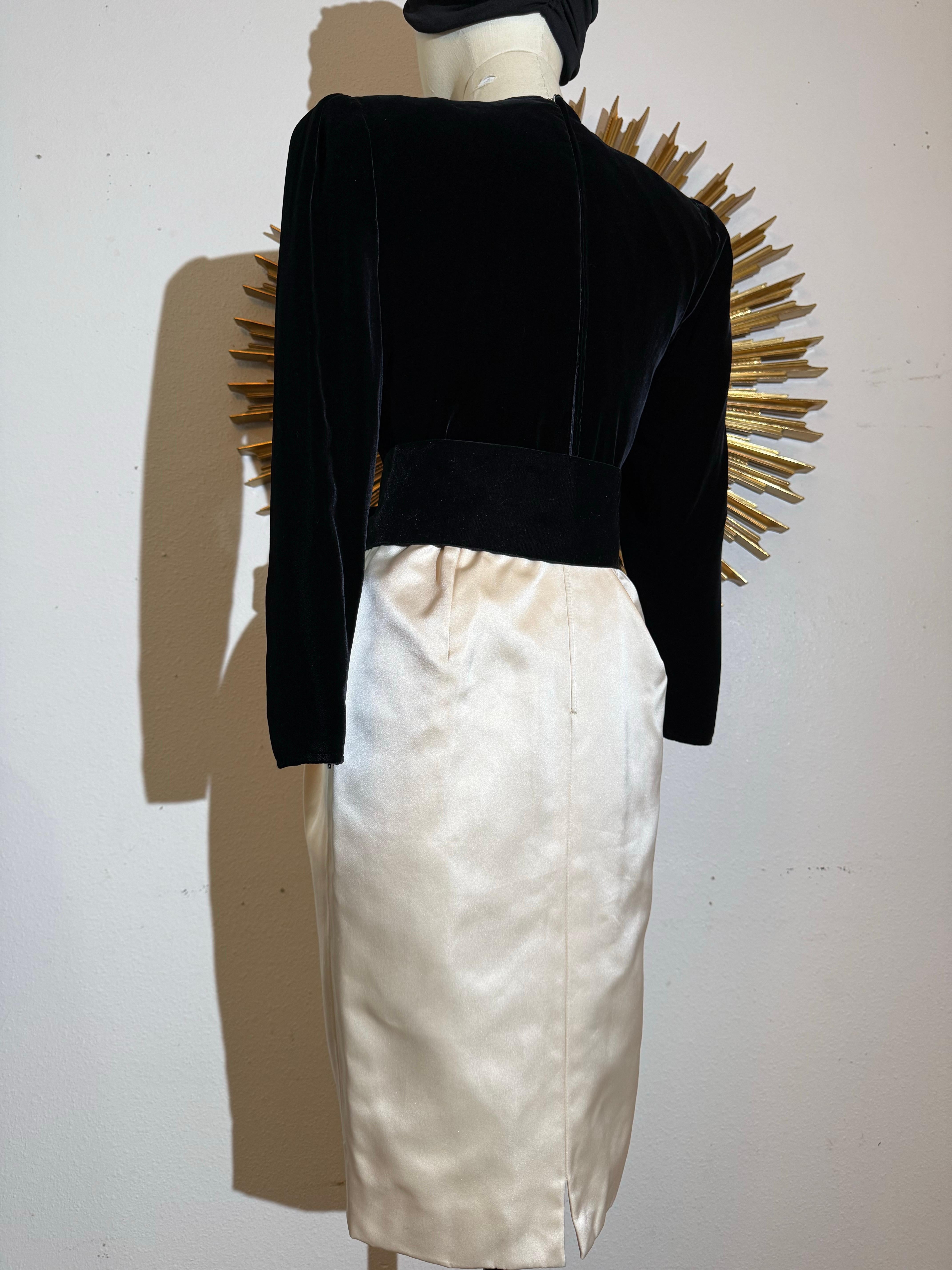 1980 Valentino Black Velvet & Ivory Satin Dress w Fab Rhinestone Feathers (Robe en velours noir et satin ivoire) en vente 8