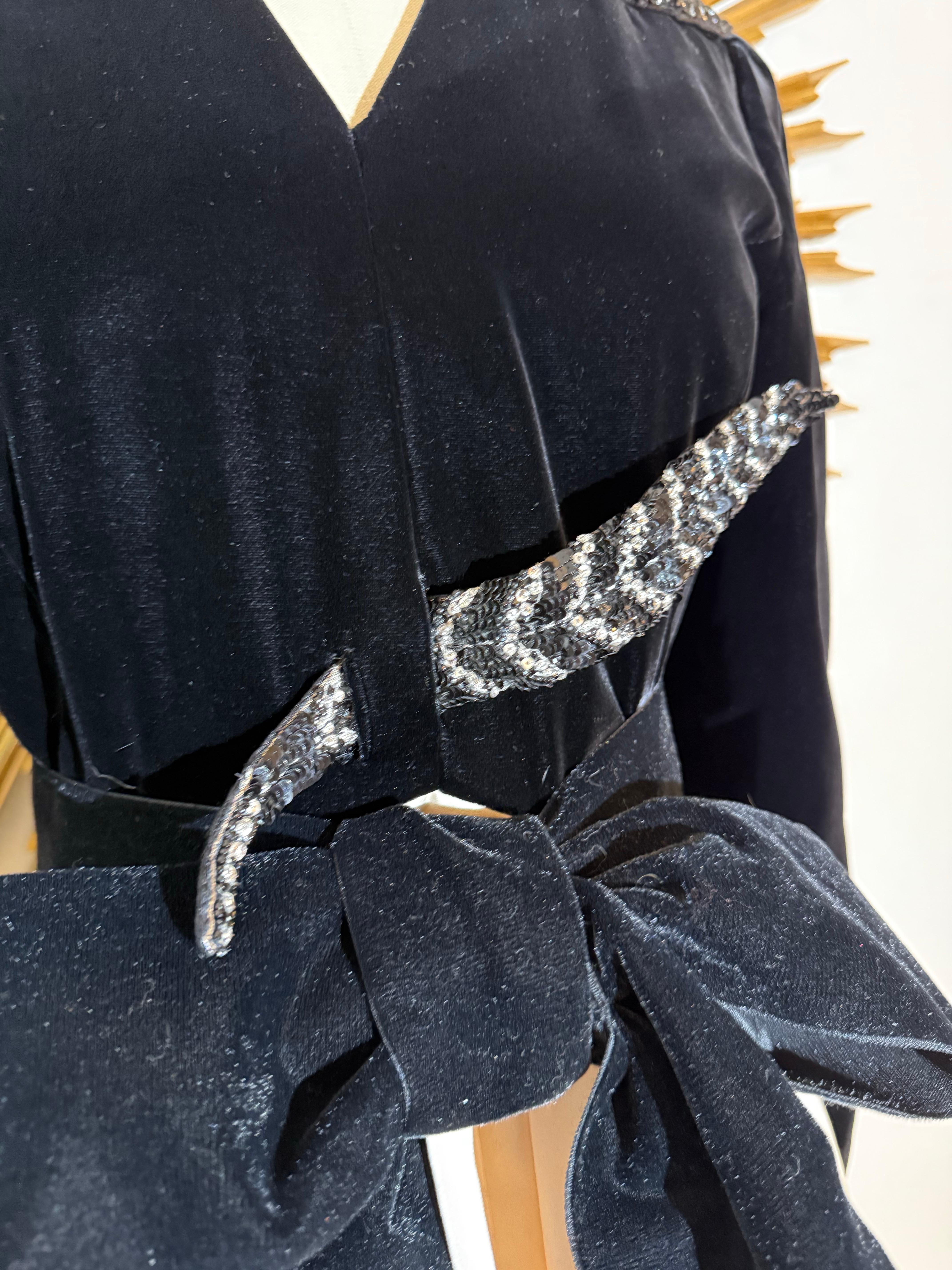 1980 Valentino Black Velvet & Ivory Satin Dress w Fab Rhinestone Feathers (Robe en velours noir et satin ivoire) en vente 9