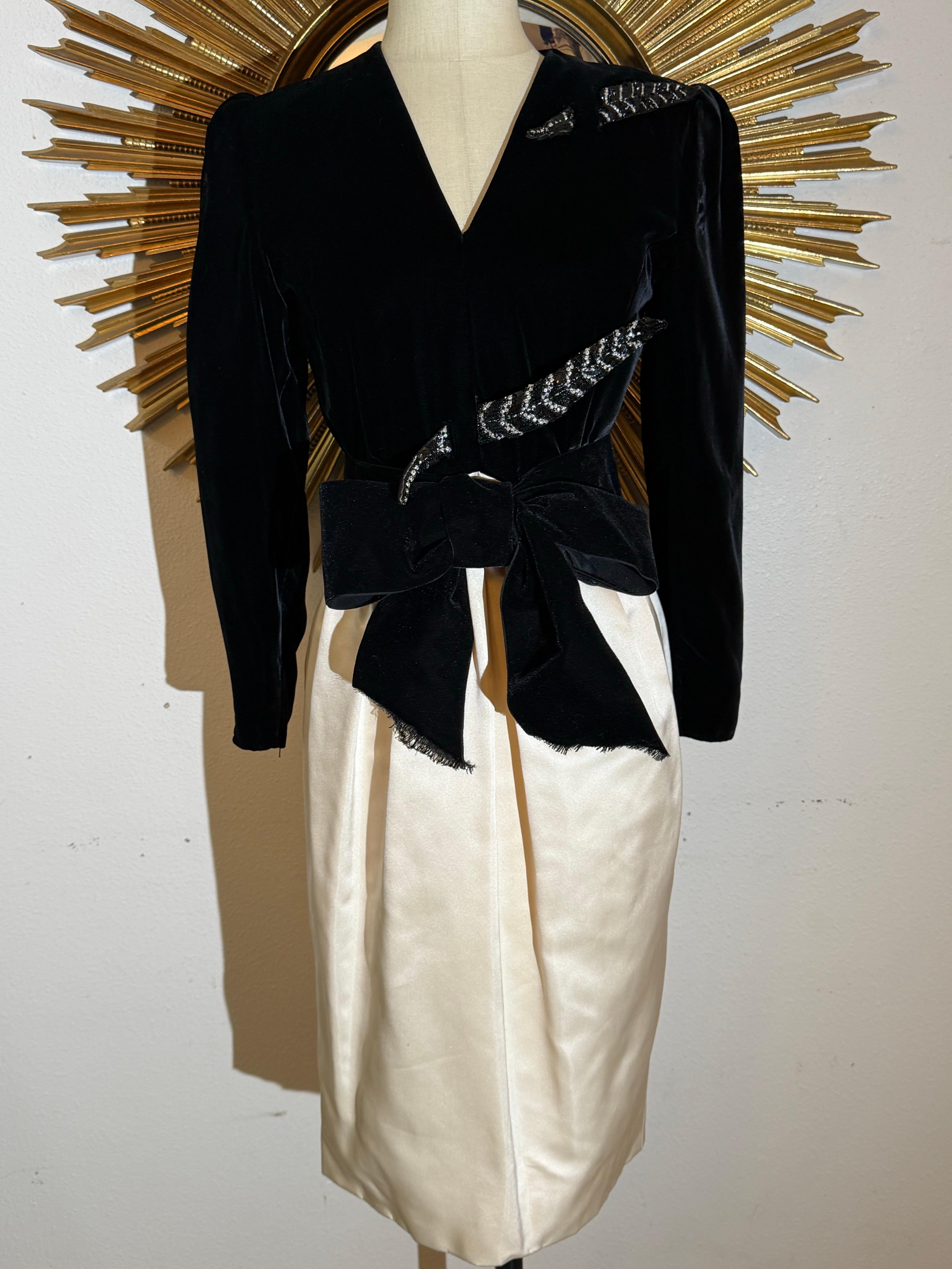 1980 Valentino Black Velvet & Ivory Satin Dress w Fab Rhinestone Feathers (Robe en velours noir et satin ivoire) en vente 10