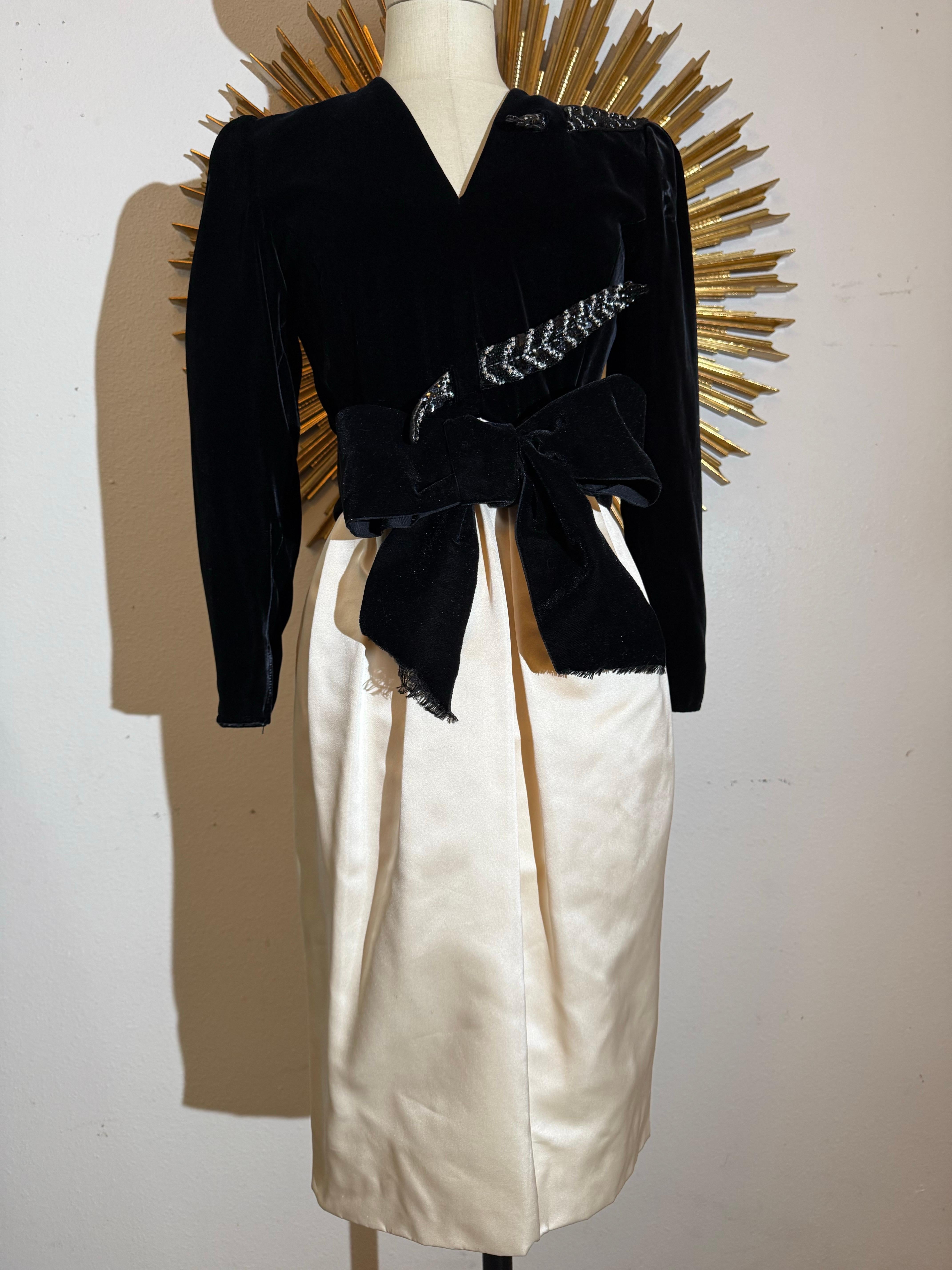 1980 Valentino Black Velvet & Ivory Satin Dress w Fab Rhinestone Feathers (Robe en velours noir et satin ivoire) en vente 11