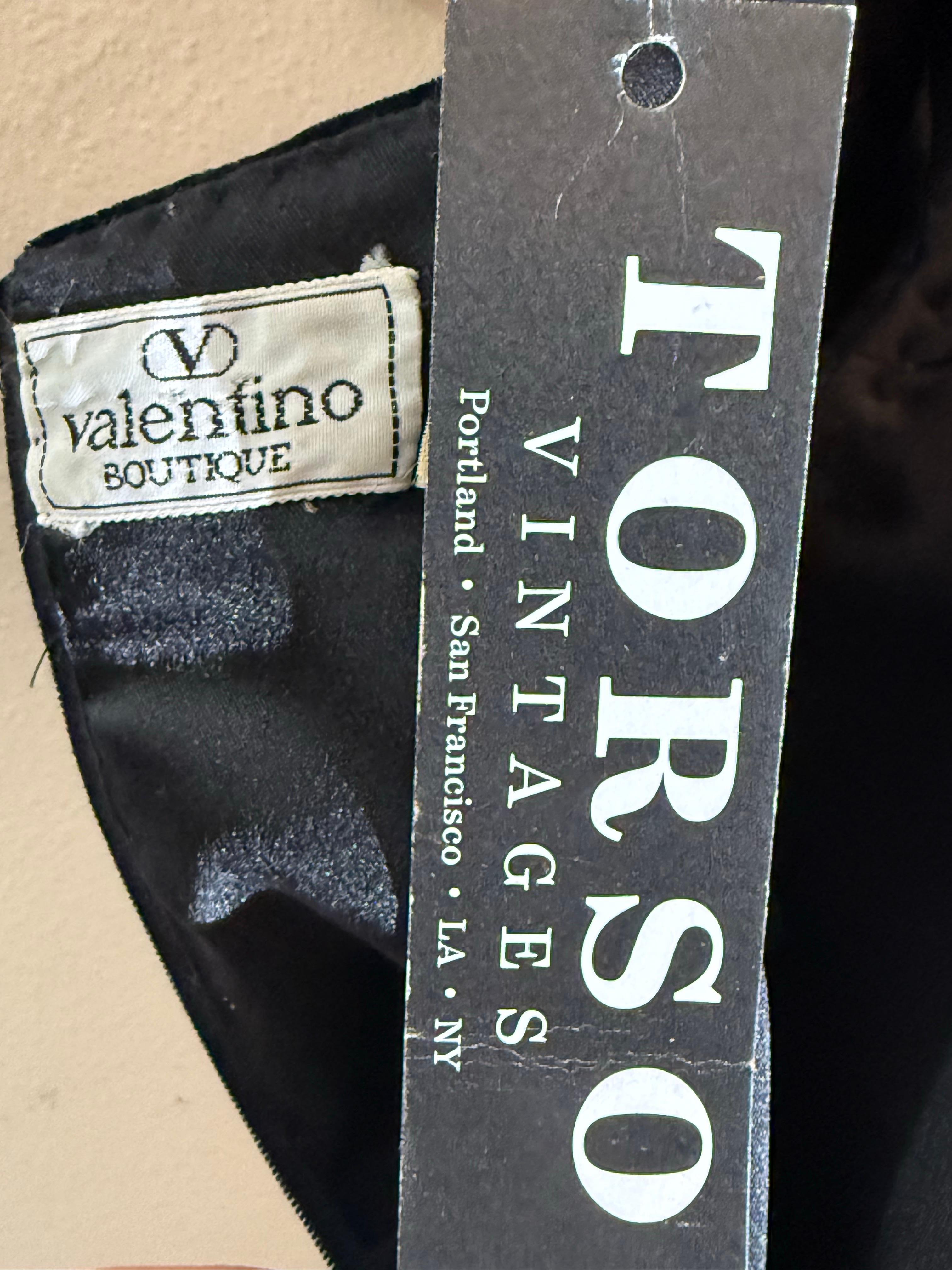 1980 Valentino Black Velvet & Ivory Satin Dress w Fab Rhinestone Feathers (Robe en velours noir et satin ivoire) en vente 12