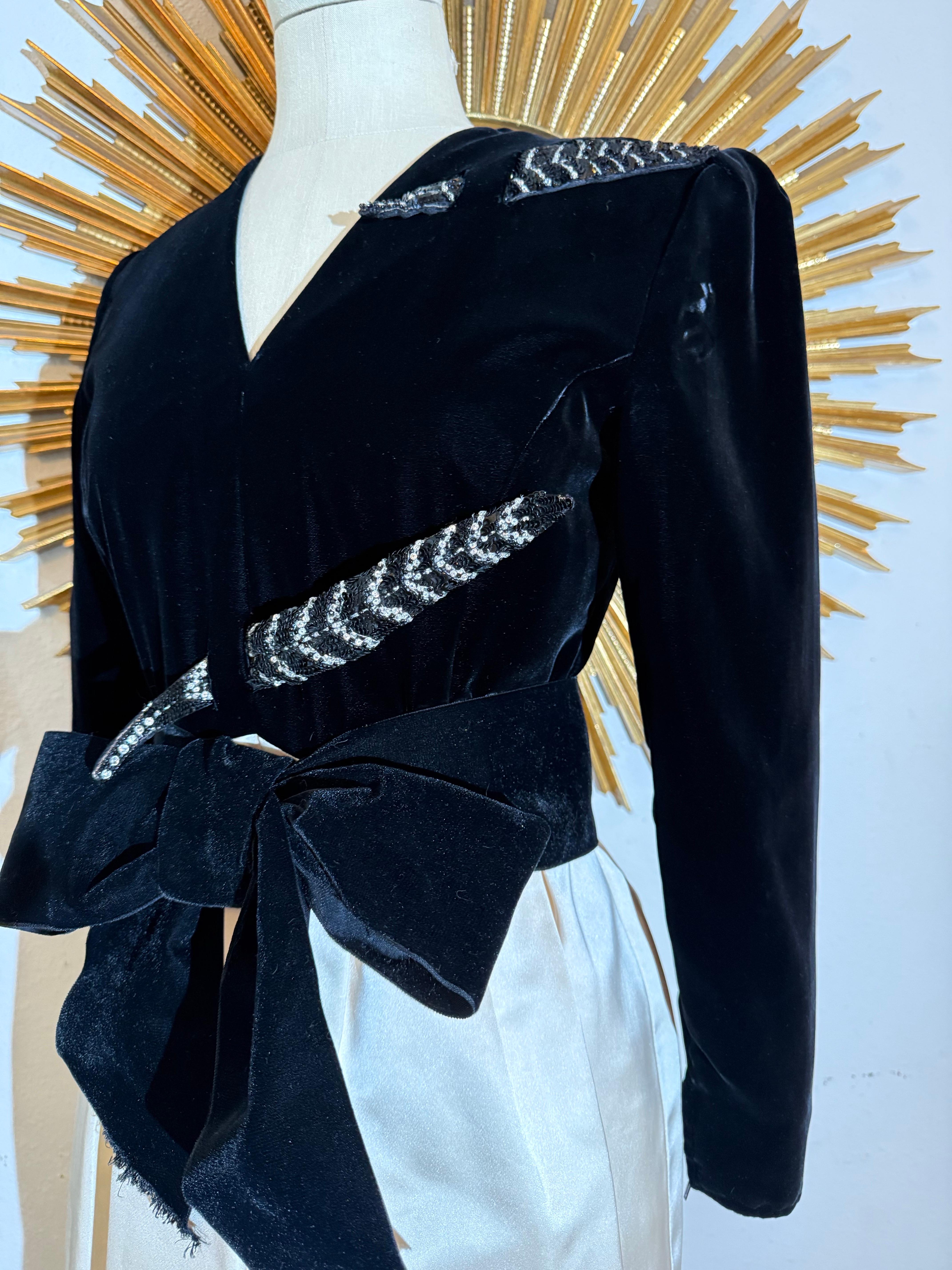 1980 Valentino Black Velvet & Ivory Satin Dress w Fab Rhinestone Feathers (Robe en velours noir et satin ivoire) en vente 13