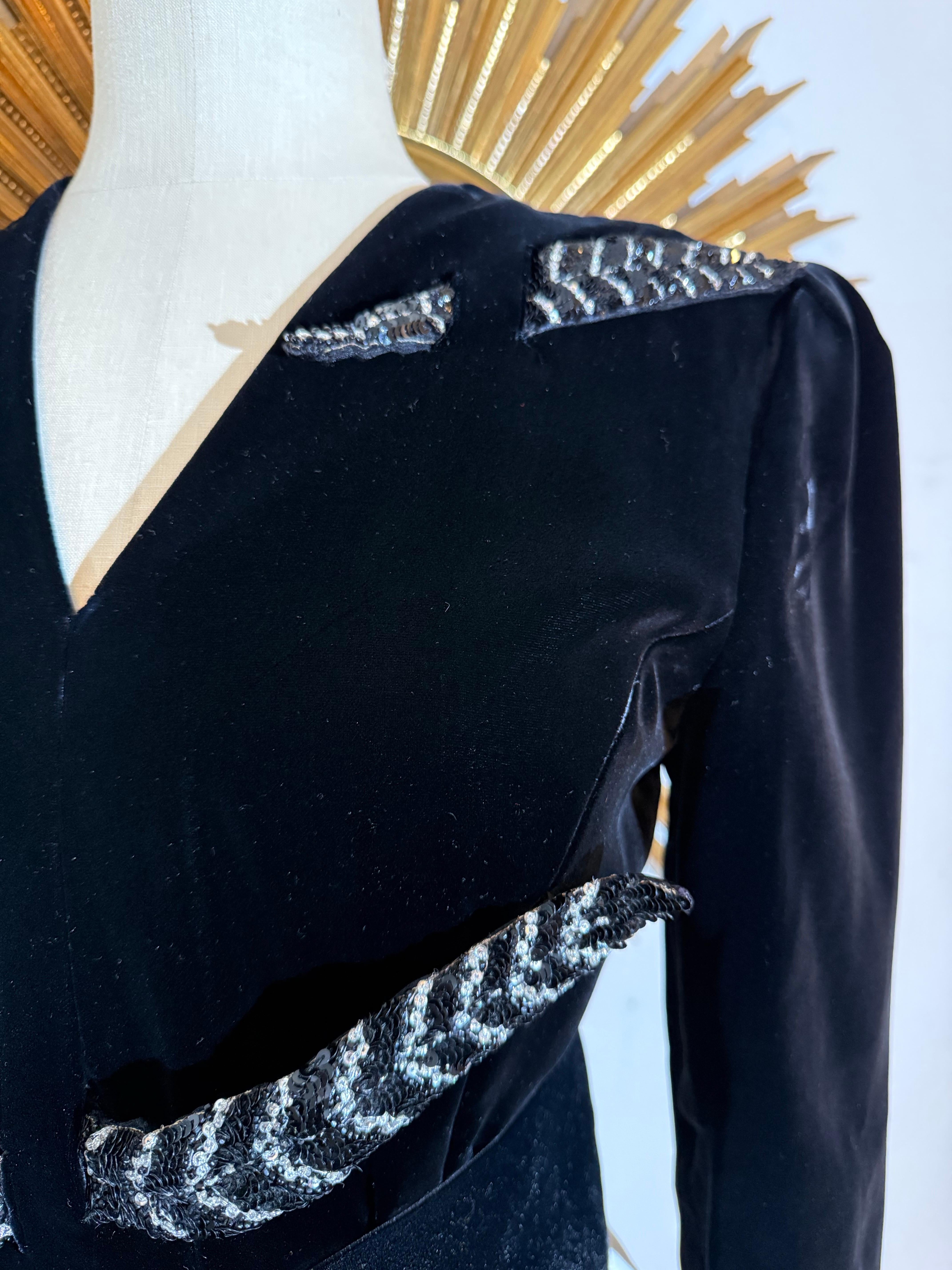 1980 Valentino Black Velvet & Ivory Satin Dress w Fab Rhinestone Feathers (Robe en velours noir et satin ivoire) en vente 14