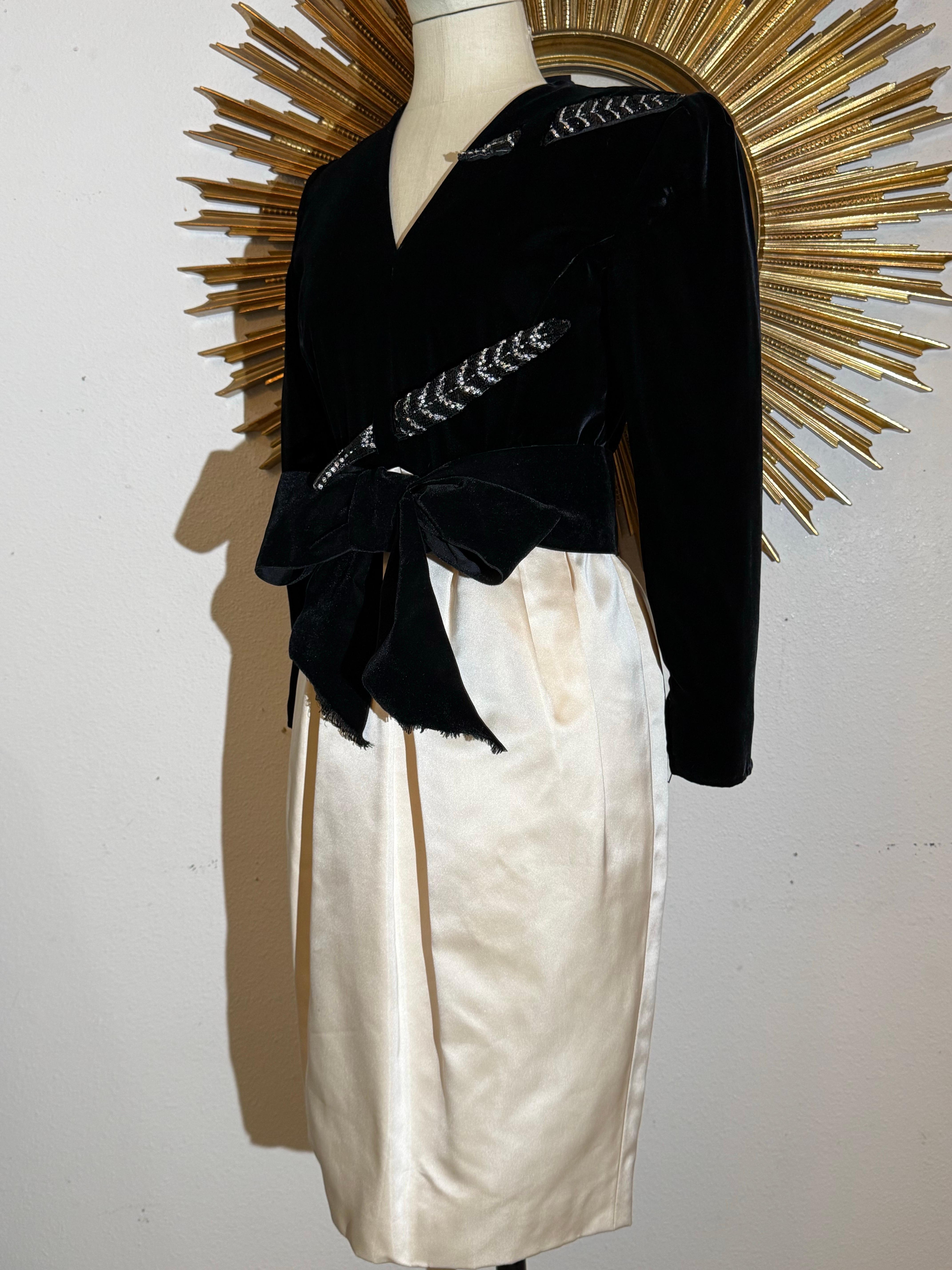 1980 Valentino Black Velvet & Ivory Satin Dress w Fab Rhinestone Feathers (Robe en velours noir et satin ivoire) en vente 15
