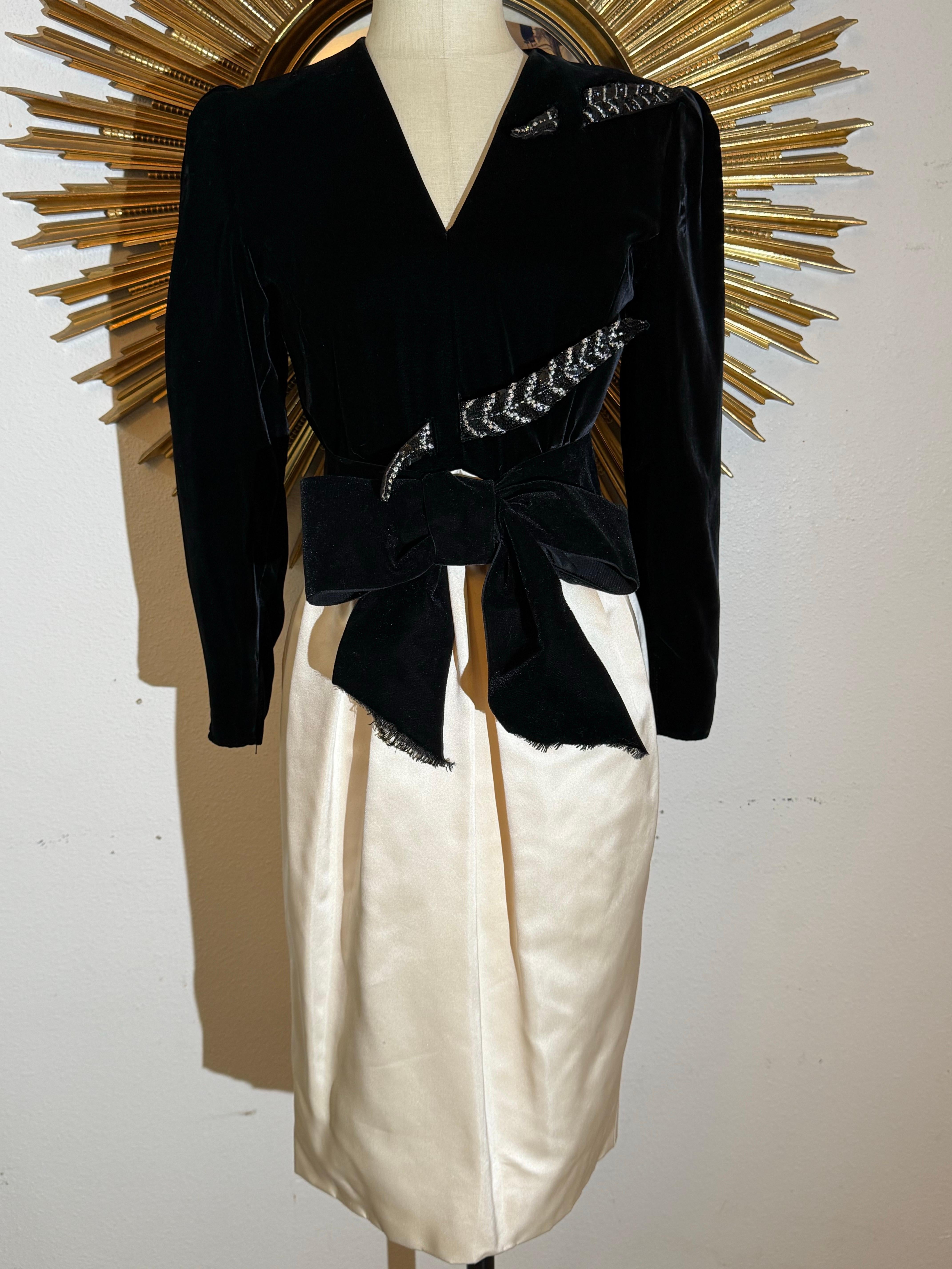 Blanc 1980 Valentino Black Velvet & Ivory Satin Dress w Fab Rhinestone Feathers (Robe en velours noir et satin ivoire) en vente