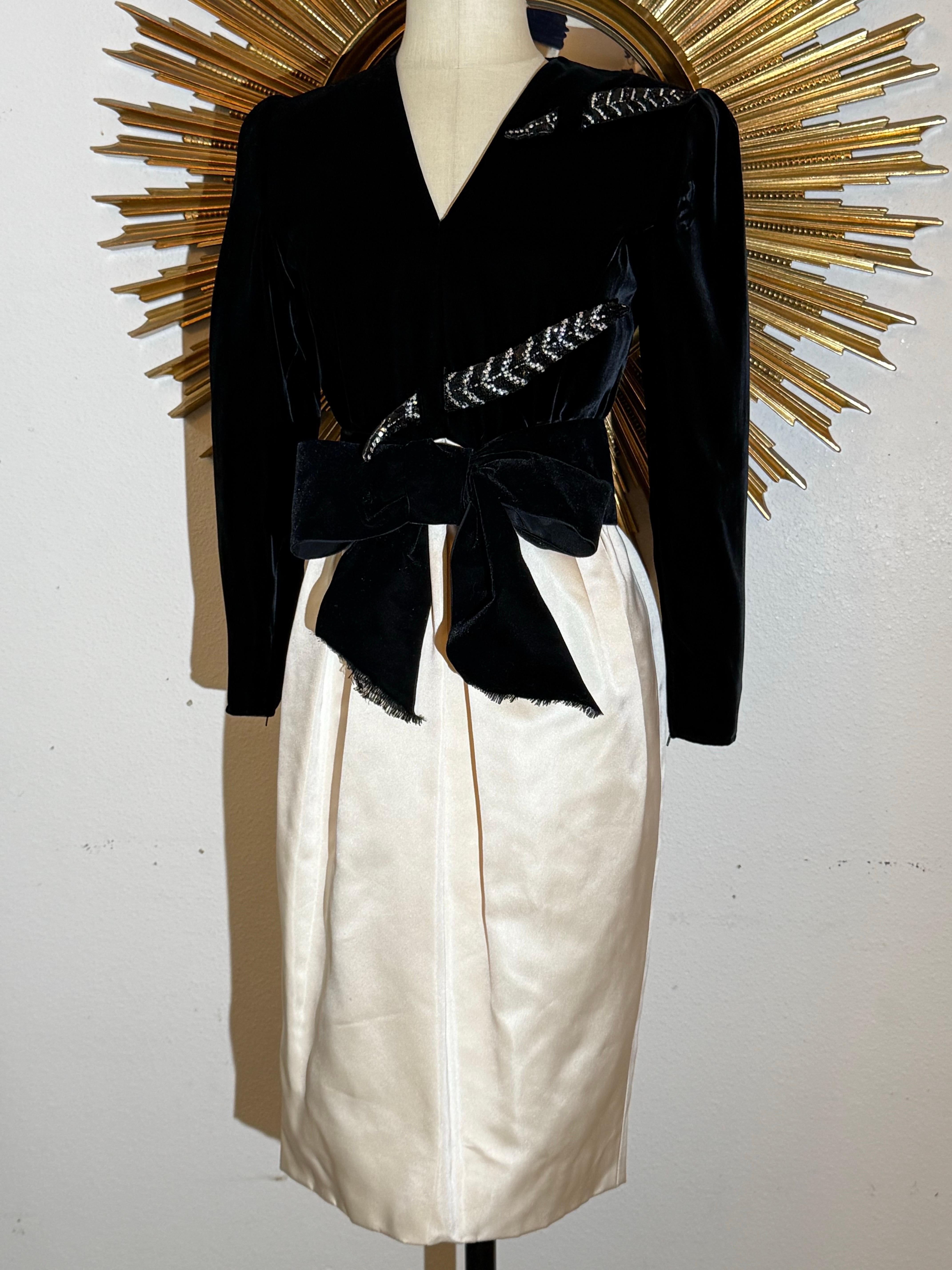 1980 Valentino Black Velvet & Ivory Satin Dress w Fab Rhinestone Feathers (Robe en velours noir et satin ivoire) Excellent état - En vente à Gresham, OR