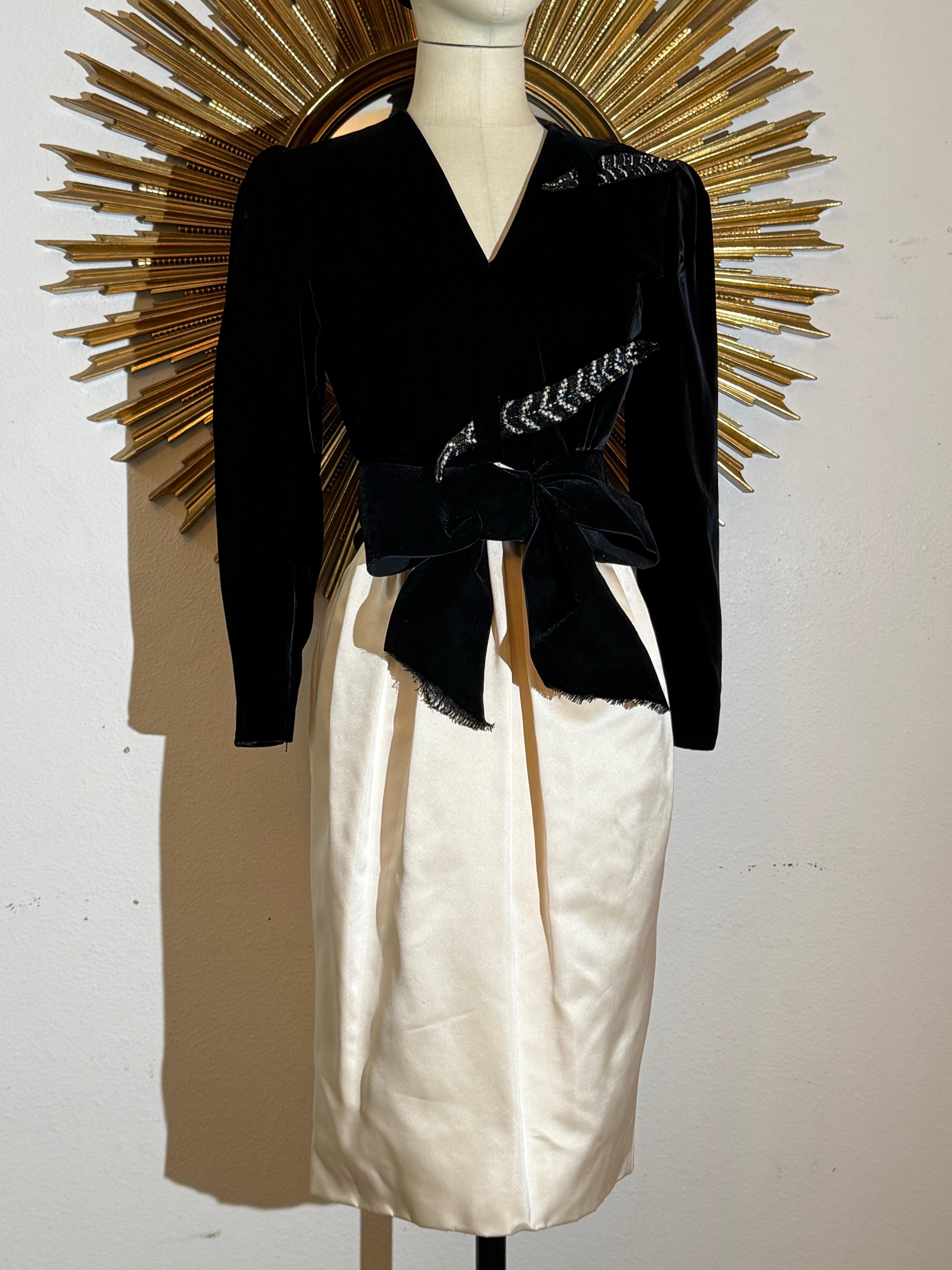 1980 Valentino Black Velvet & Ivory Satin Dress w Fab Rhinestone Feathers (Robe en velours noir et satin ivoire) Pour femmes en vente