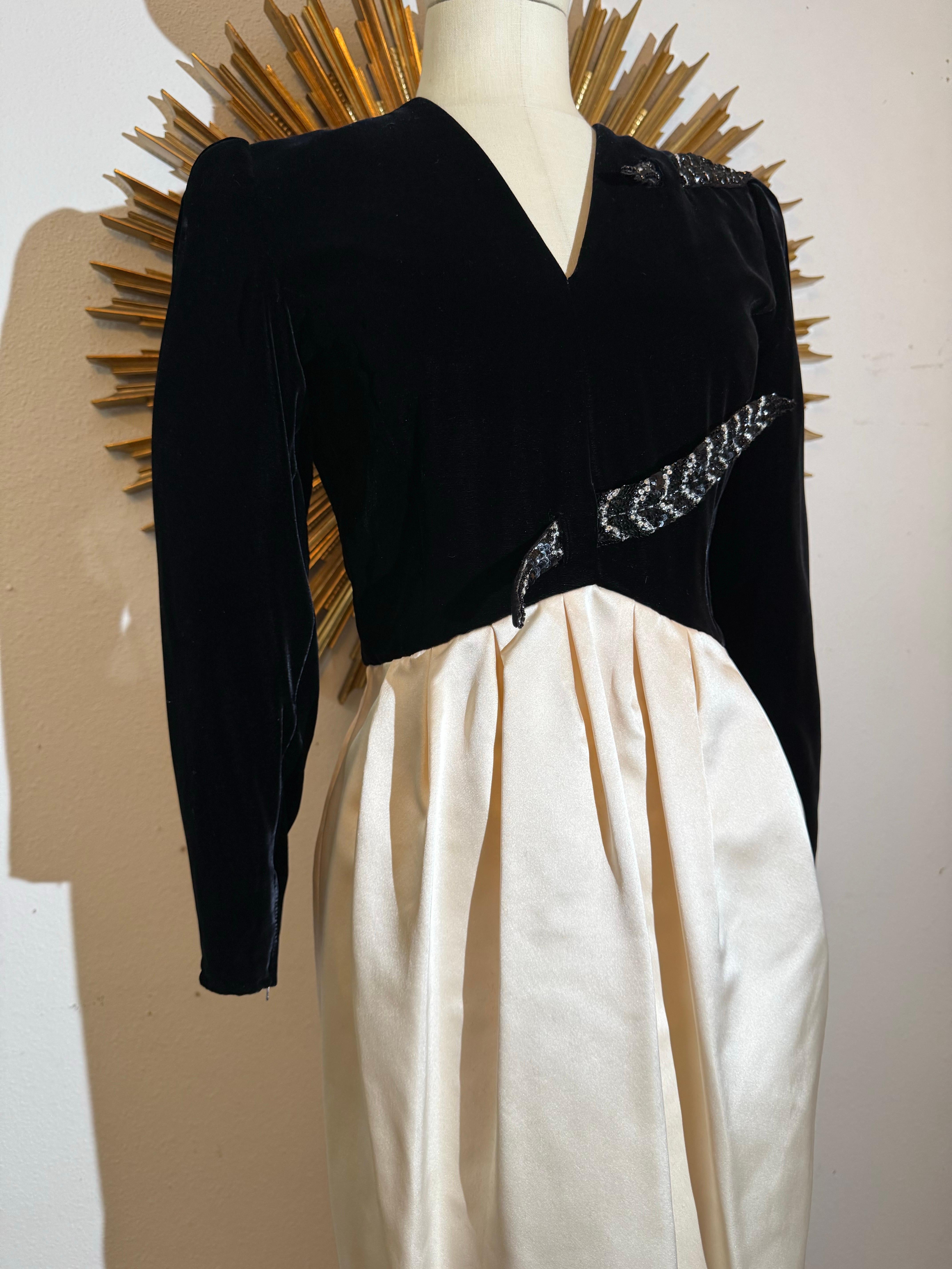 1980 Valentino Black Velvet & Ivory Satin Dress w Fab Rhinestone Feathers (Robe en velours noir et satin ivoire) en vente 2