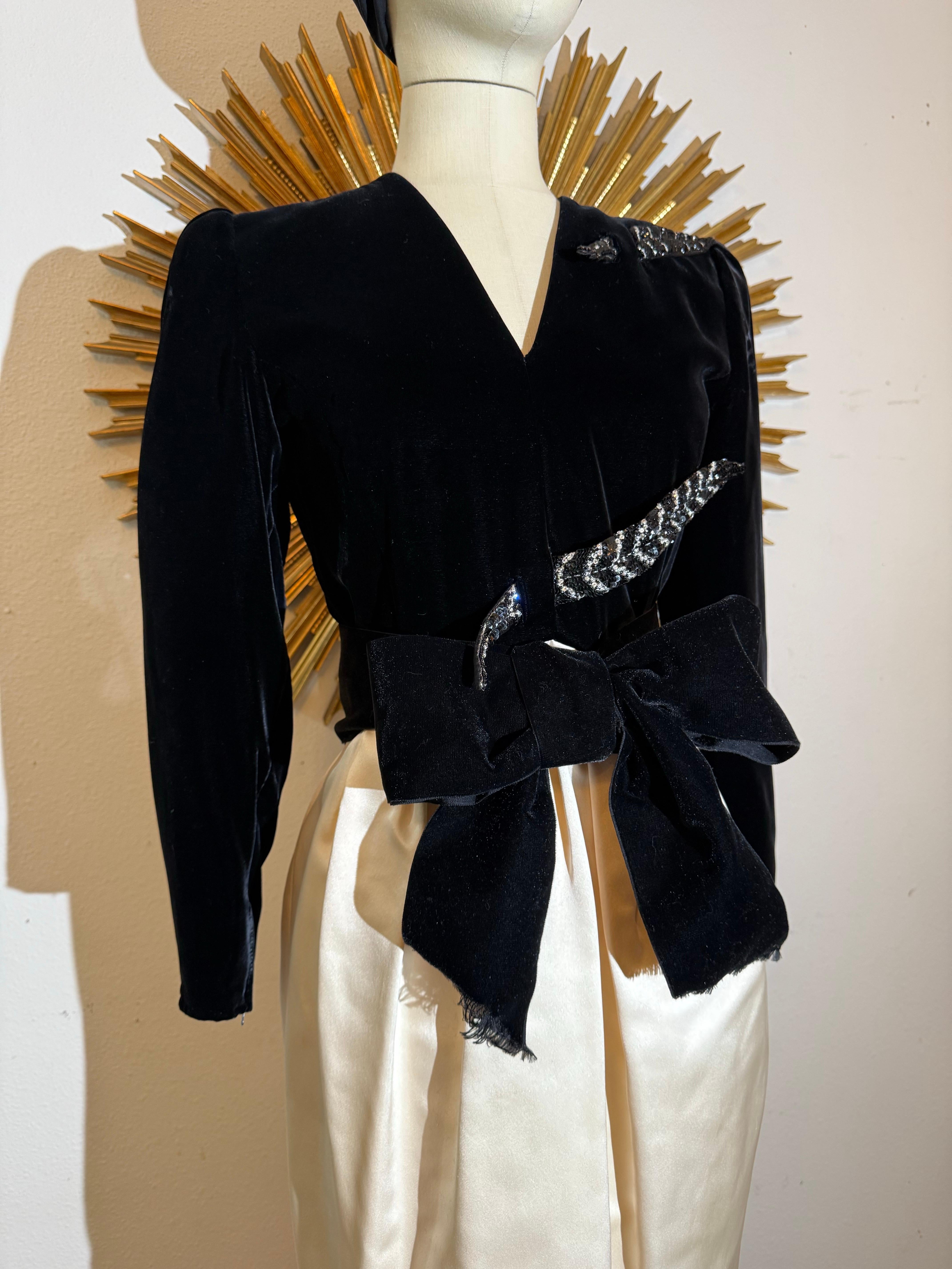 1980 Valentino Black Velvet & Ivory Satin Dress w Fab Rhinestone Feathers (Robe en velours noir et satin ivoire) en vente 3