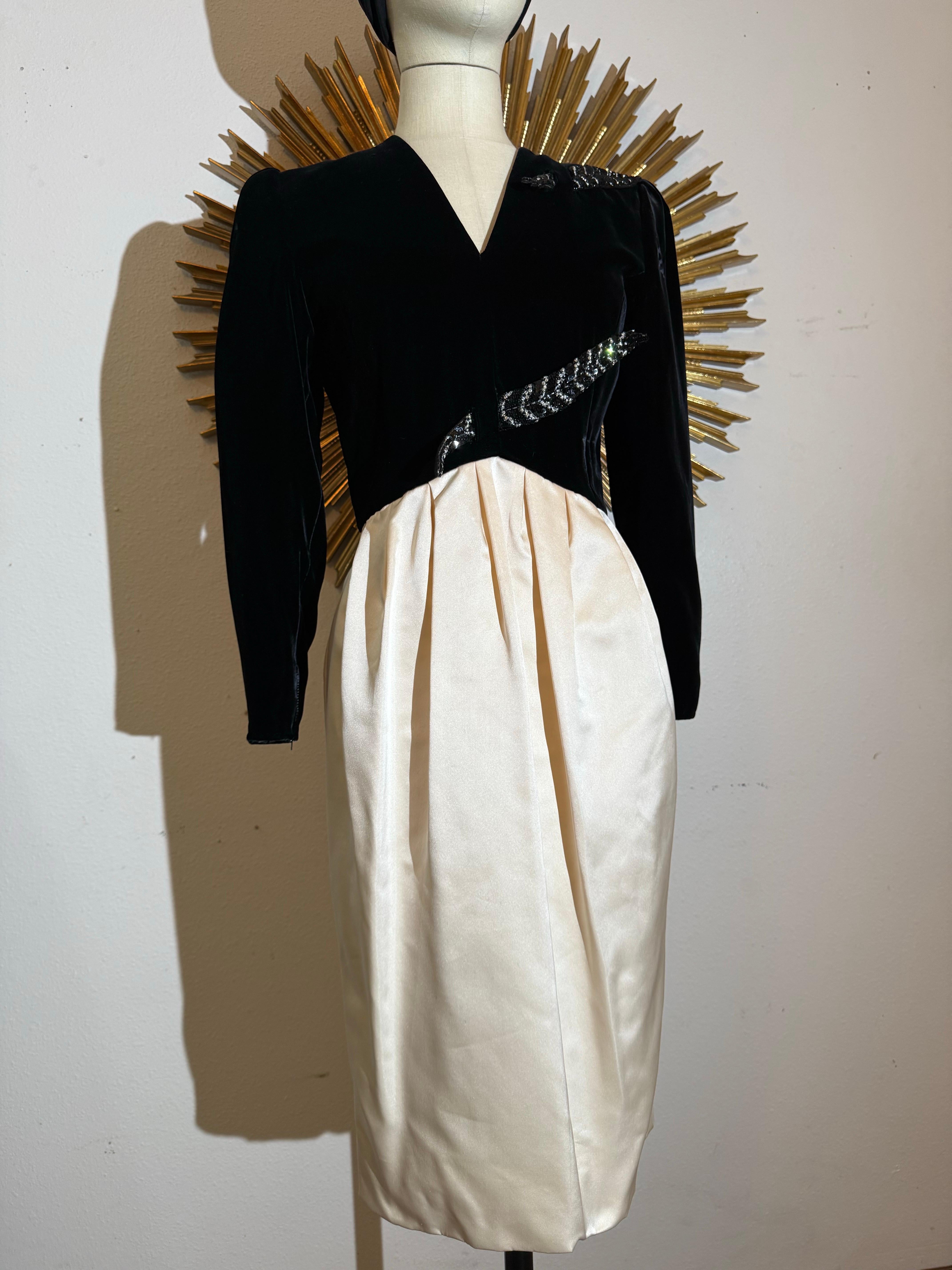 1980 Valentino Black Velvet & Ivory Satin Dress w Fab Rhinestone Feathers (Robe en velours noir et satin ivoire) en vente 4