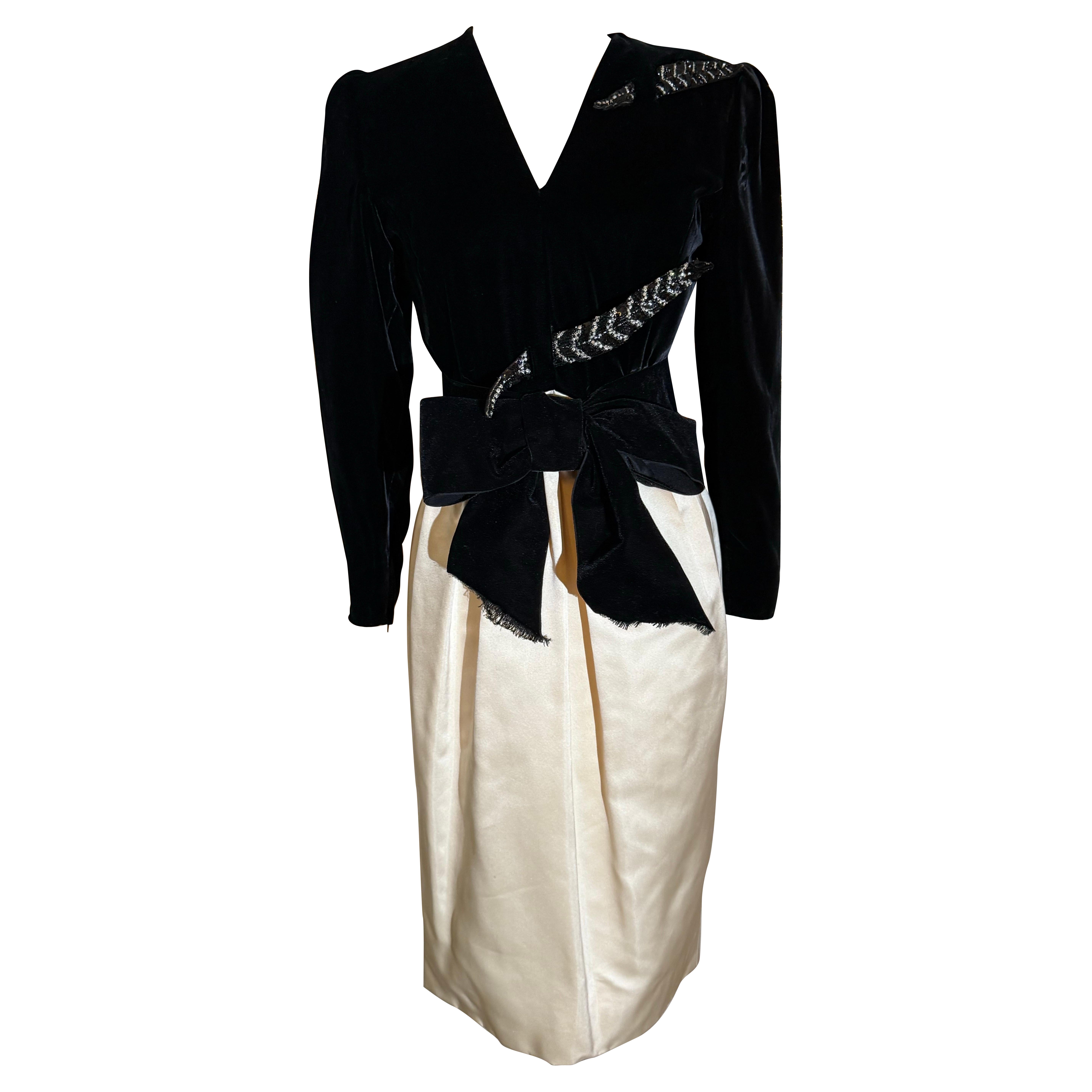 1980 Valentino Black Velvet 
Ivory Satin Dress w Fab Rhinestone Feathers (Robe en velours noir et satin ivoire) en vente