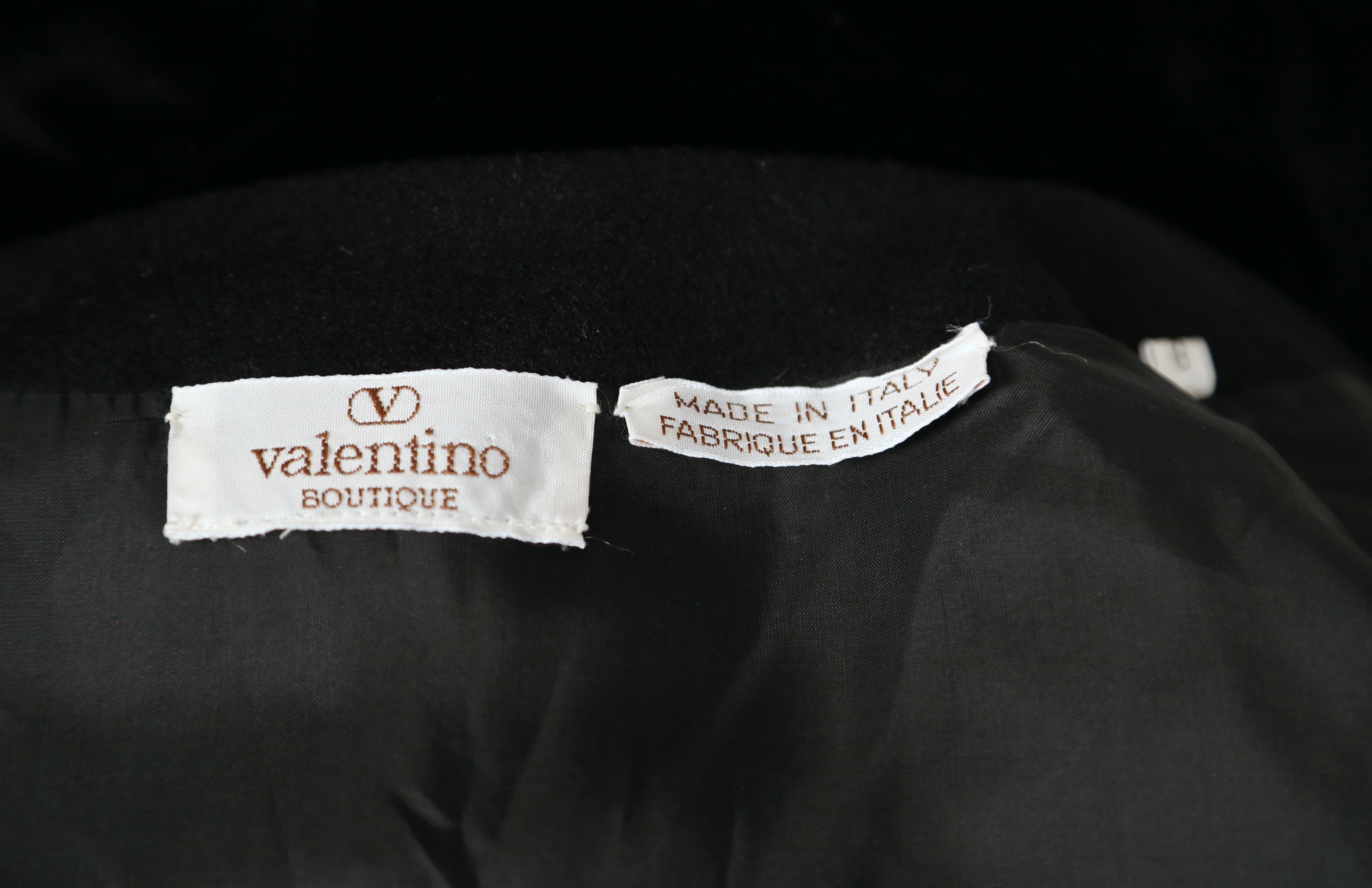 1980er VALENTINO schwarzer Wollmantel und passender Rock mit Samtdetails im Angebot 5